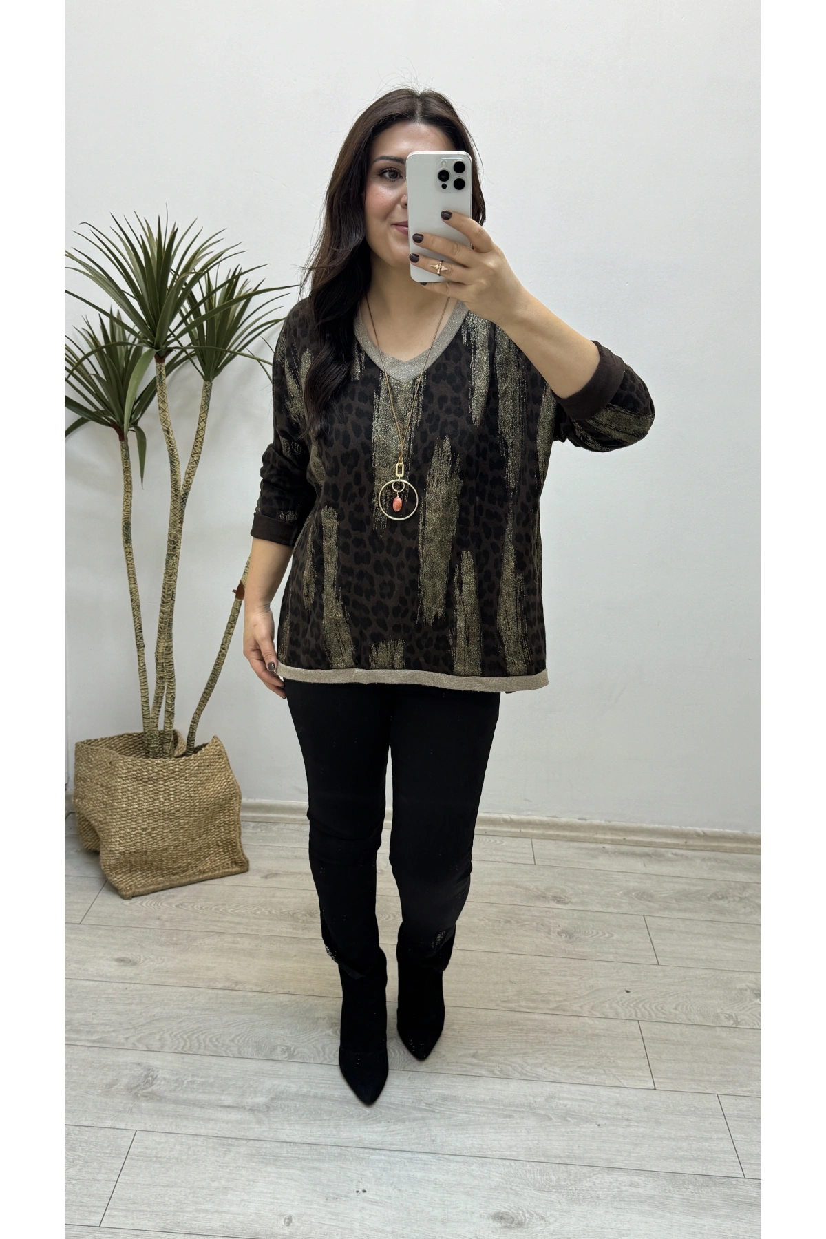 Leopar Sim Baskılı Acı Kahve V Yaka Bluz