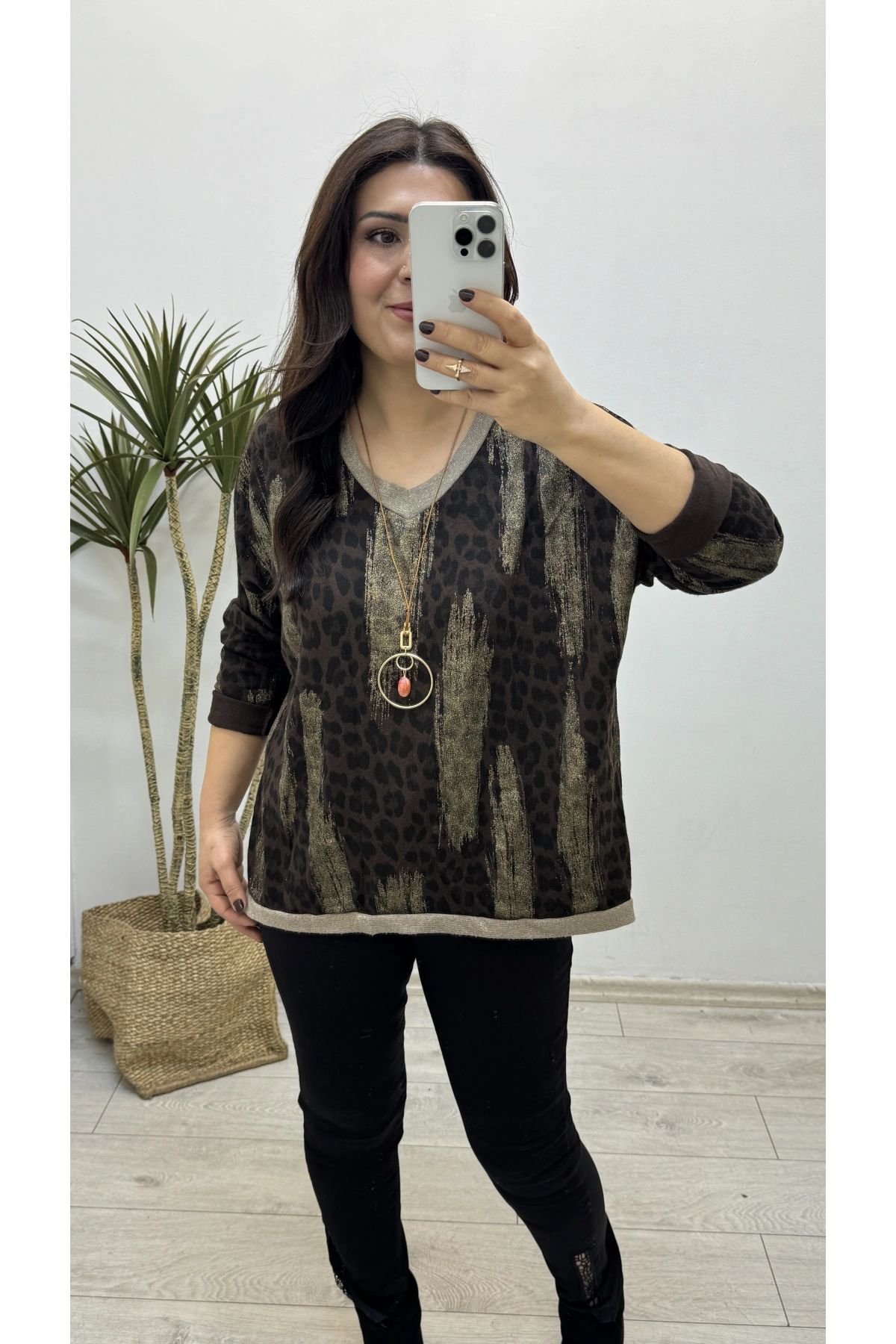Leopar Sim Baskılı Acı Kahve V Yaka Bluz