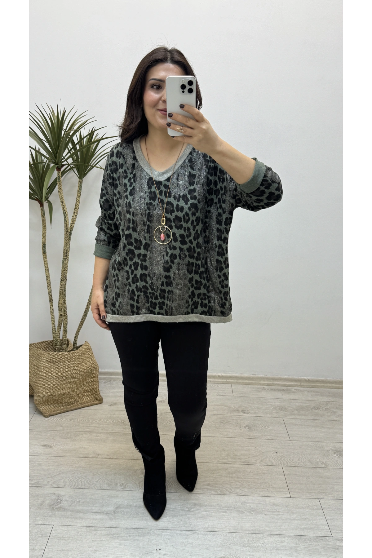 Leopar Sim Baskılı Yeşil  V Yaka Bluz