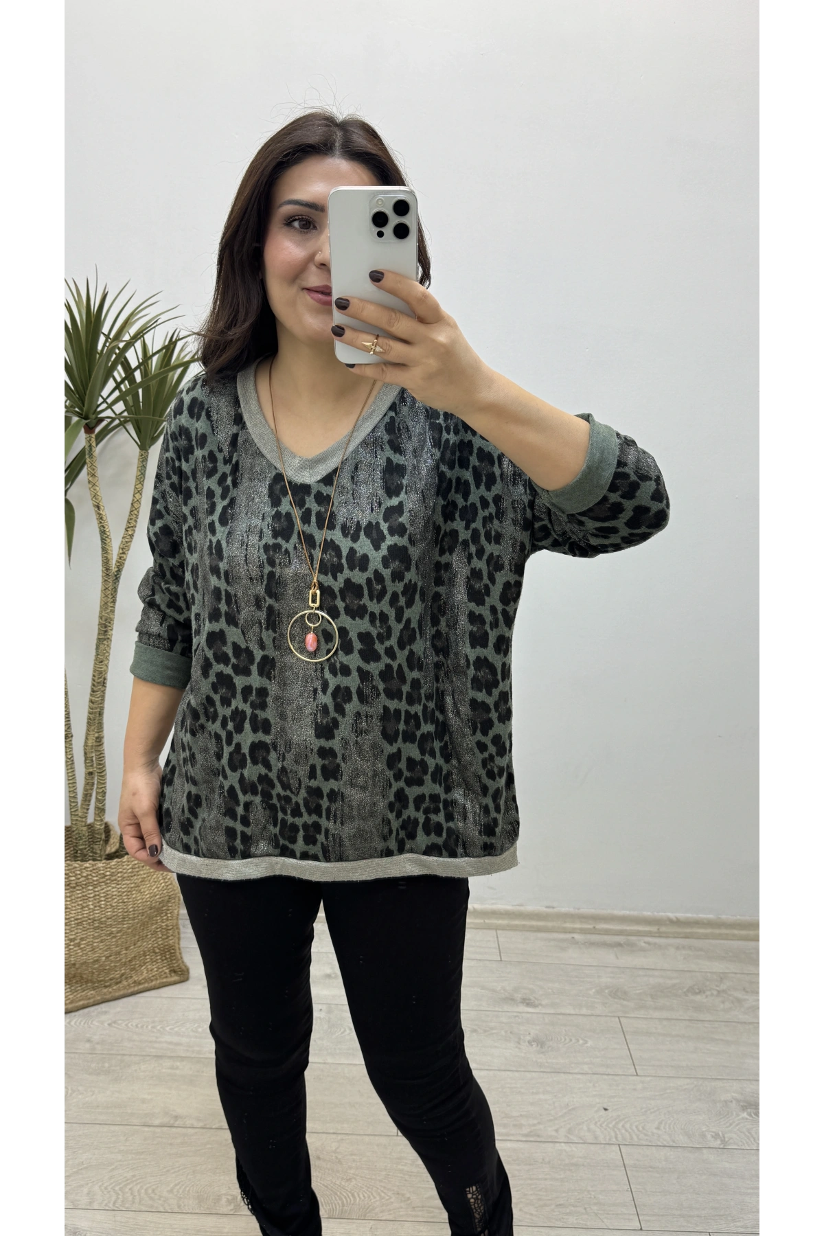 Leopar Sim Baskılı Yeşil  V Yaka Bluz