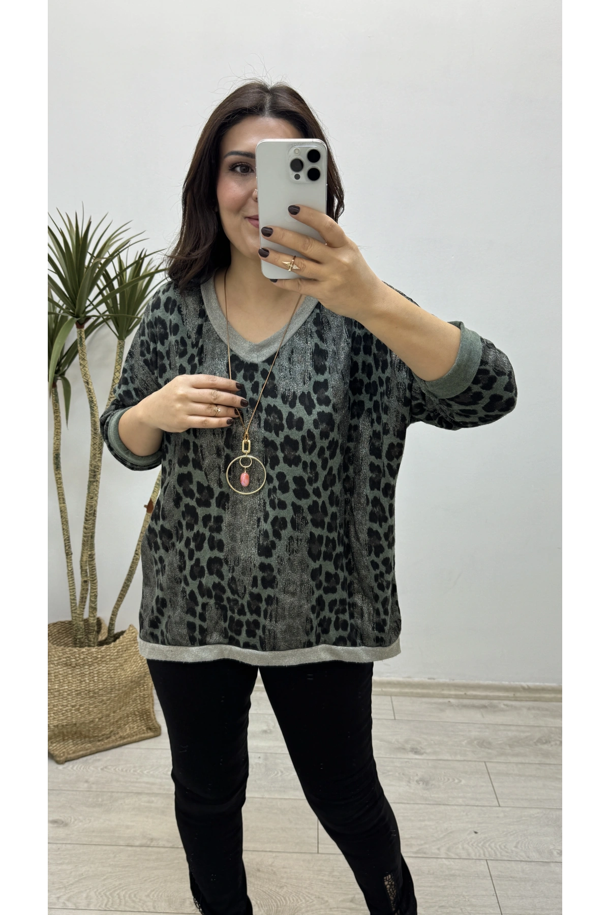 Leopar Sim Baskılı Yeşil  V Yaka Bluz