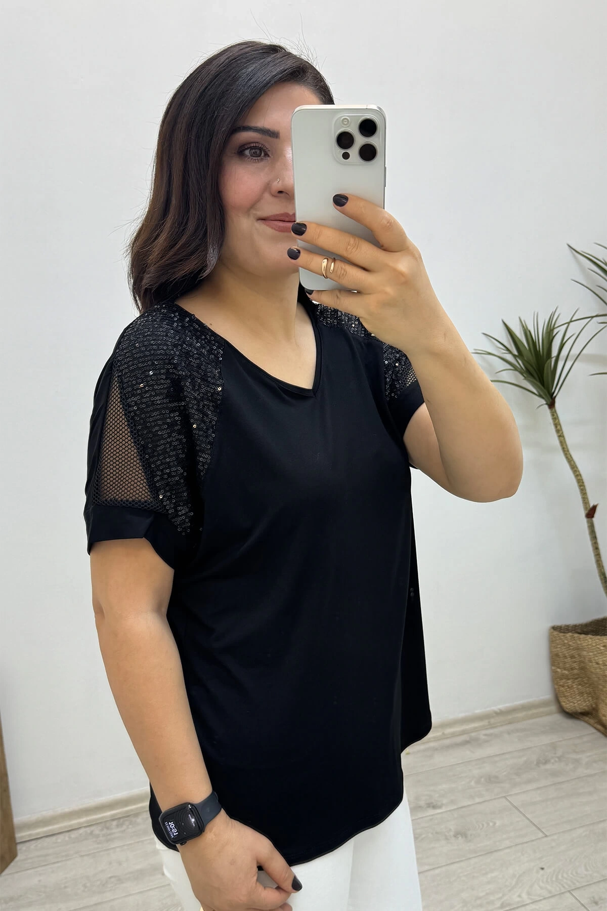 Omuzda File ve Pul Payet İşlemeli Siyah Bluz