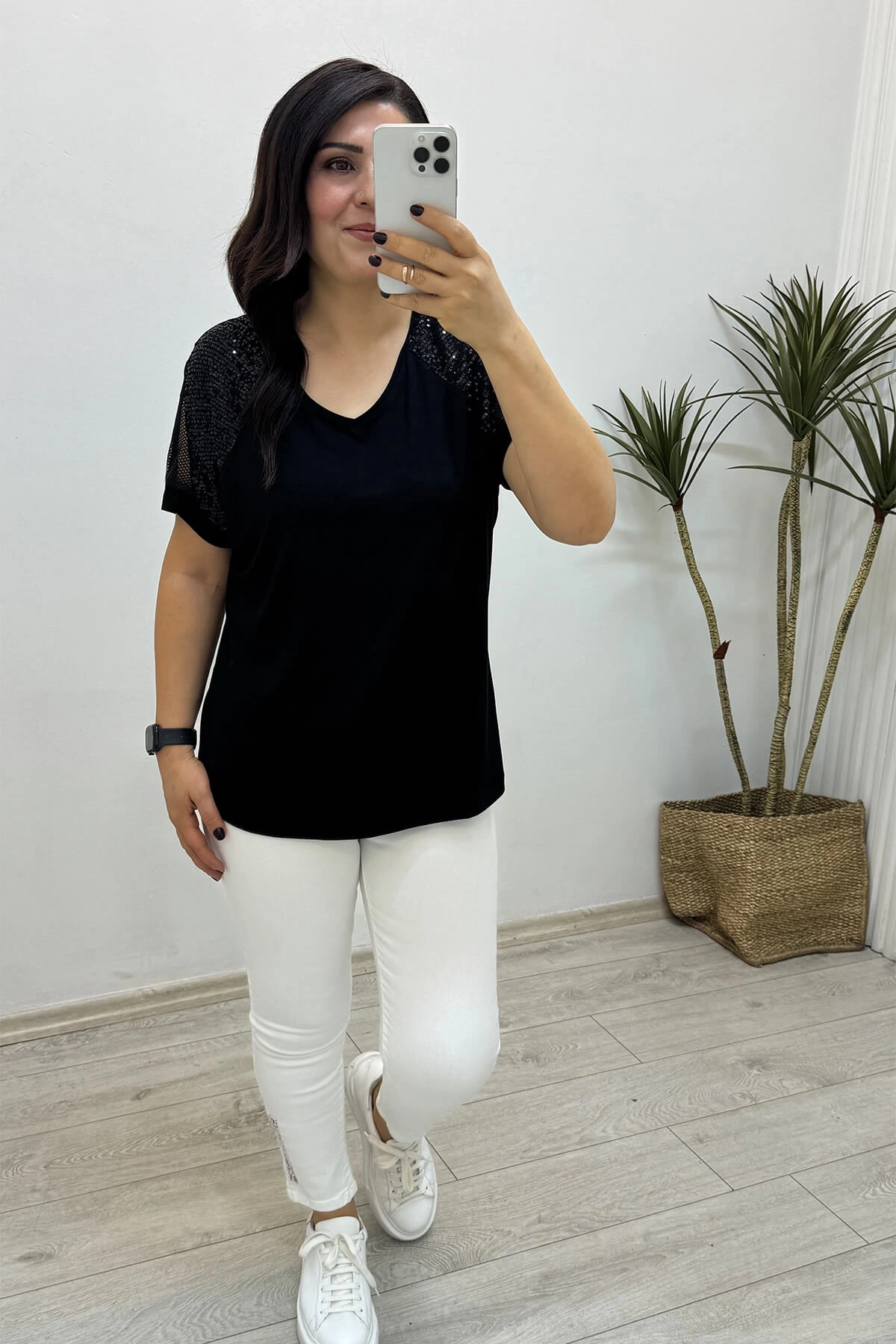 Omuzda File ve Pul Payet İşlemeli Siyah Bluz