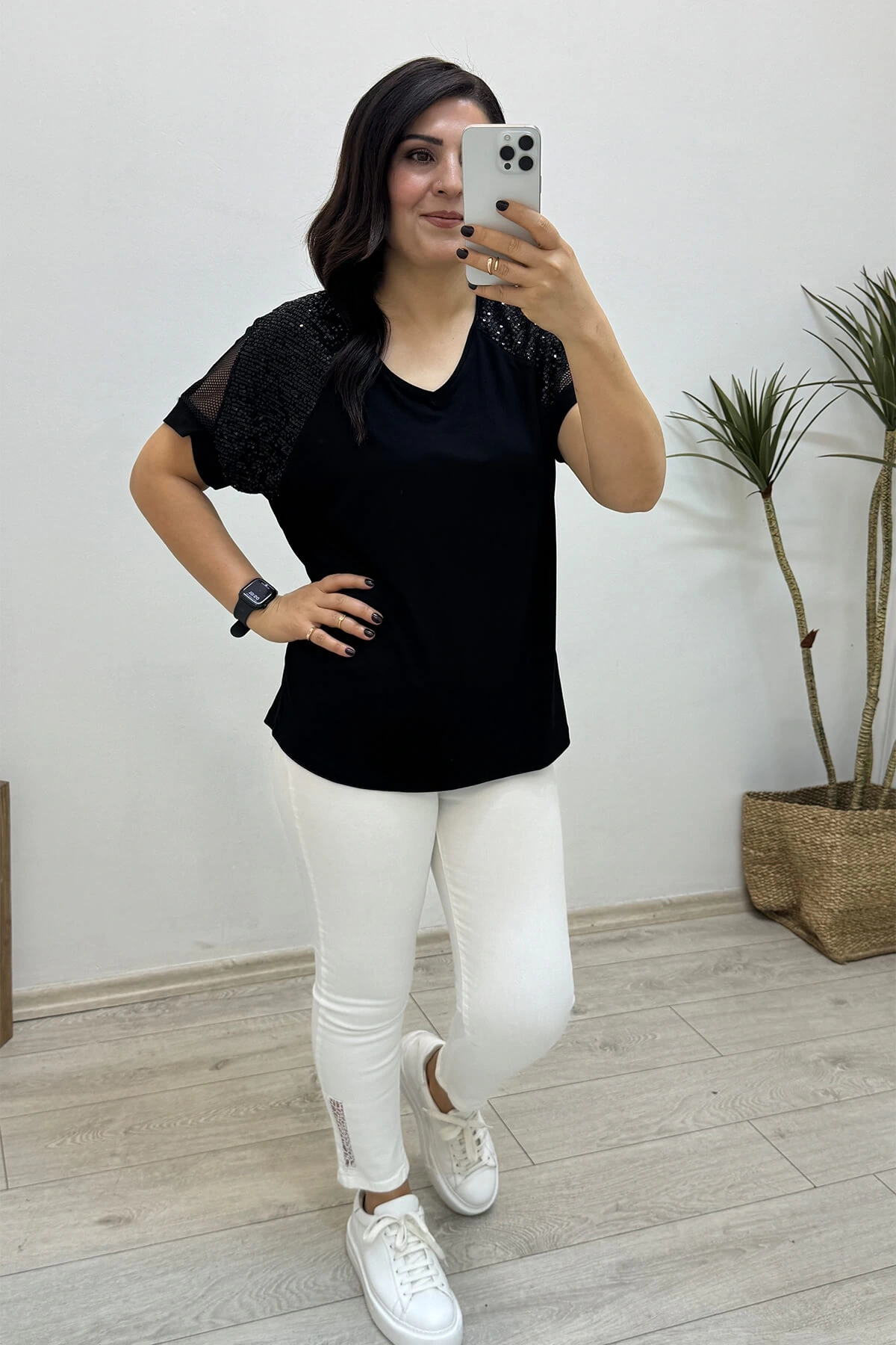 Omuzda File ve Pul Payet İşlemeli Siyah Bluz