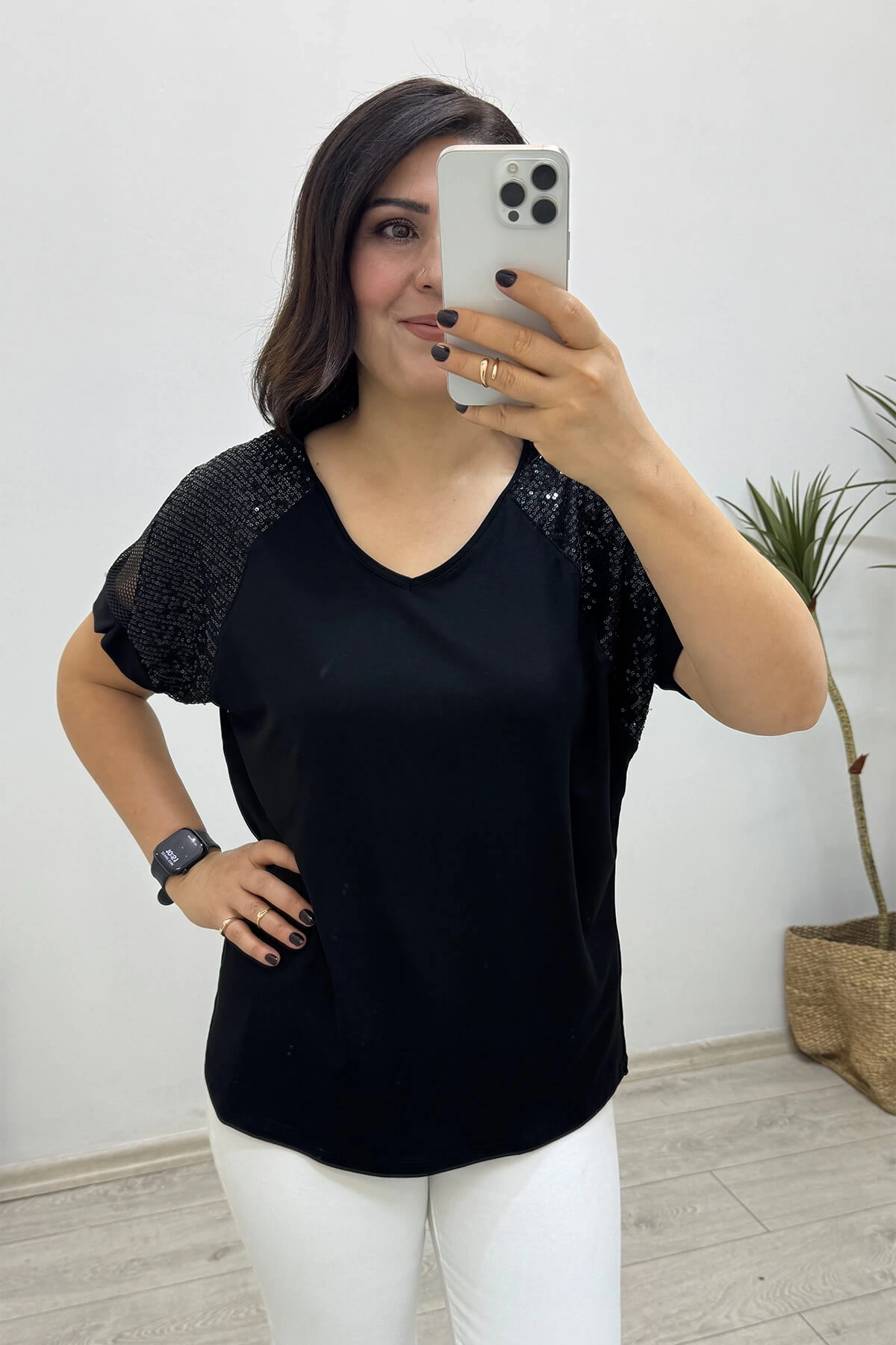 Omuzda File ve Pul Payet İşlemeli Siyah Bluz