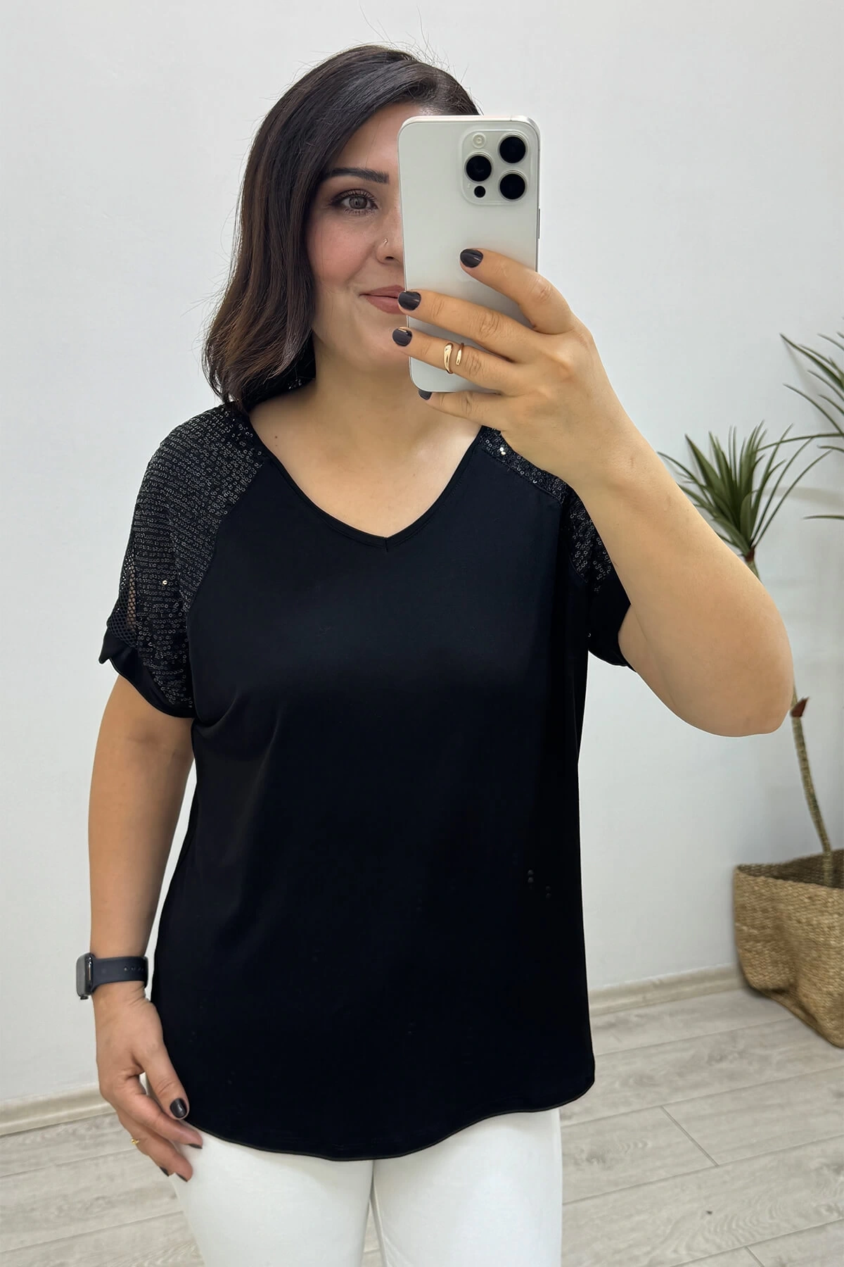 Omuzda File ve Pul Payet İşlemeli Siyah Bluz