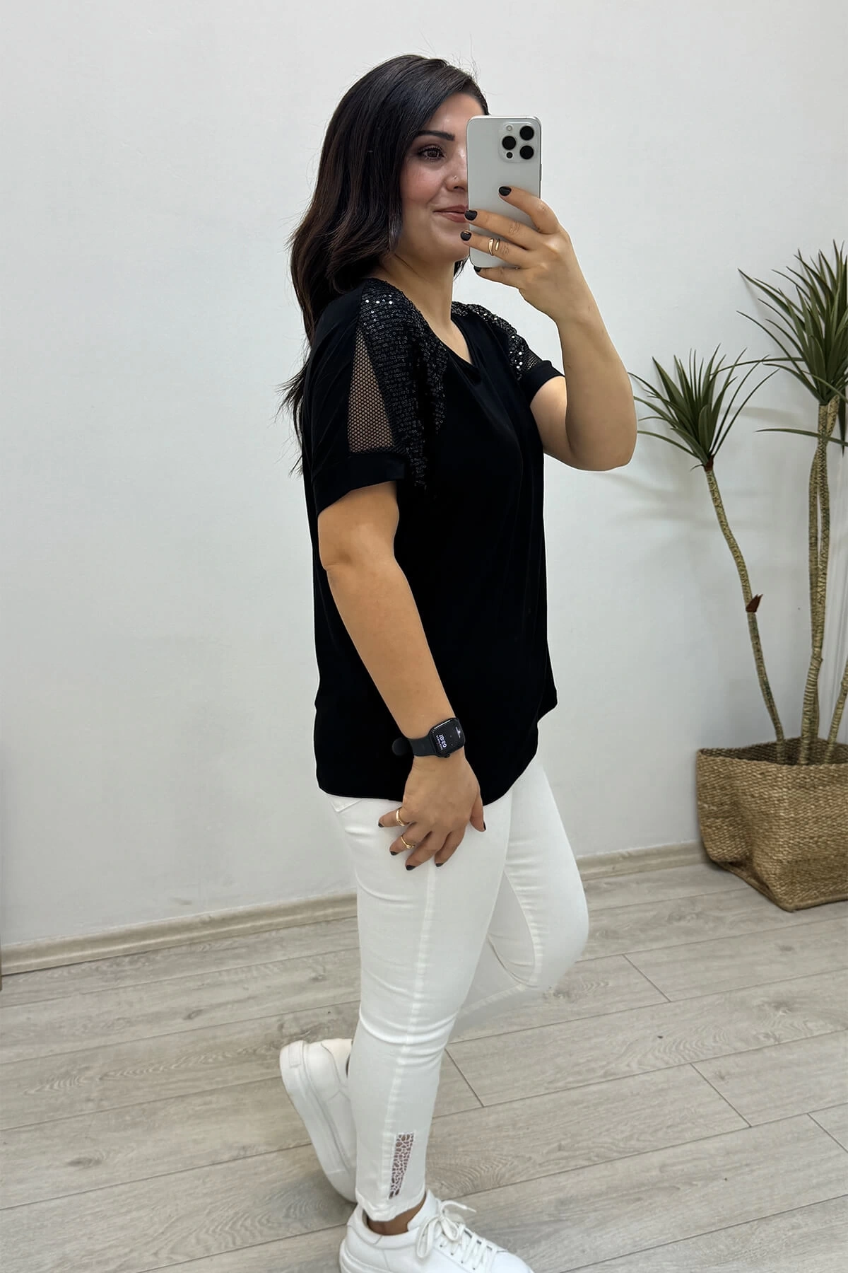 Omuzda File ve Pul Payet İşlemeli Siyah Bluz