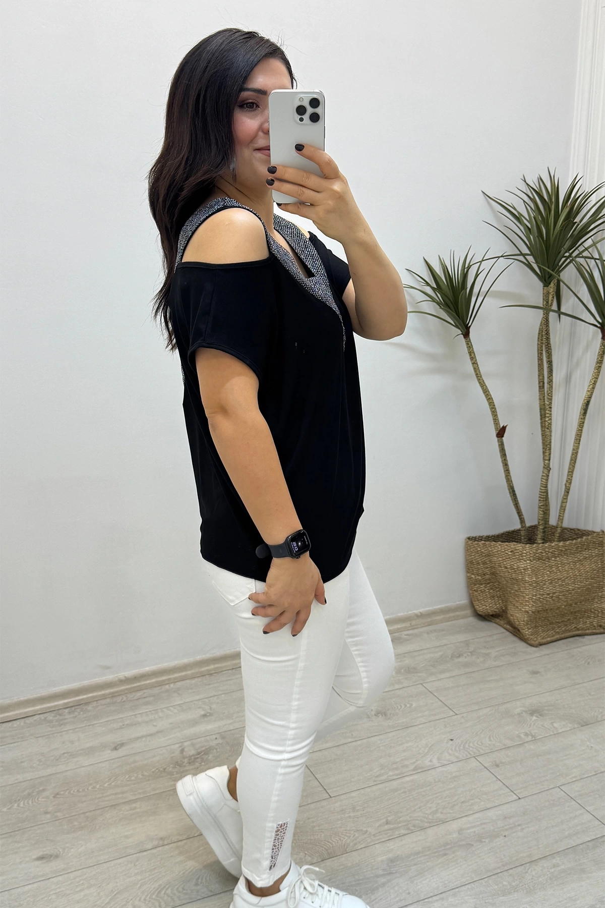 Ön ve Arka V Yaka Sim Detaylı Siyah Bluz