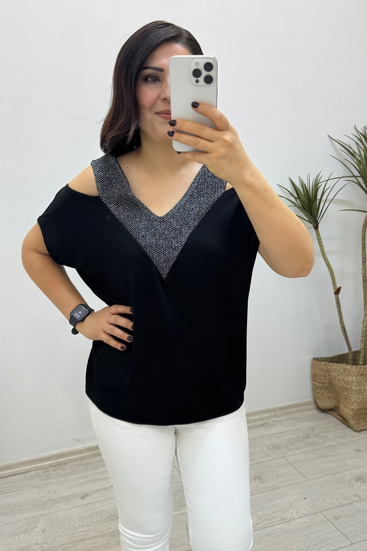 Ön ve Arka V Yaka Sim Detaylı Siyah Bluz