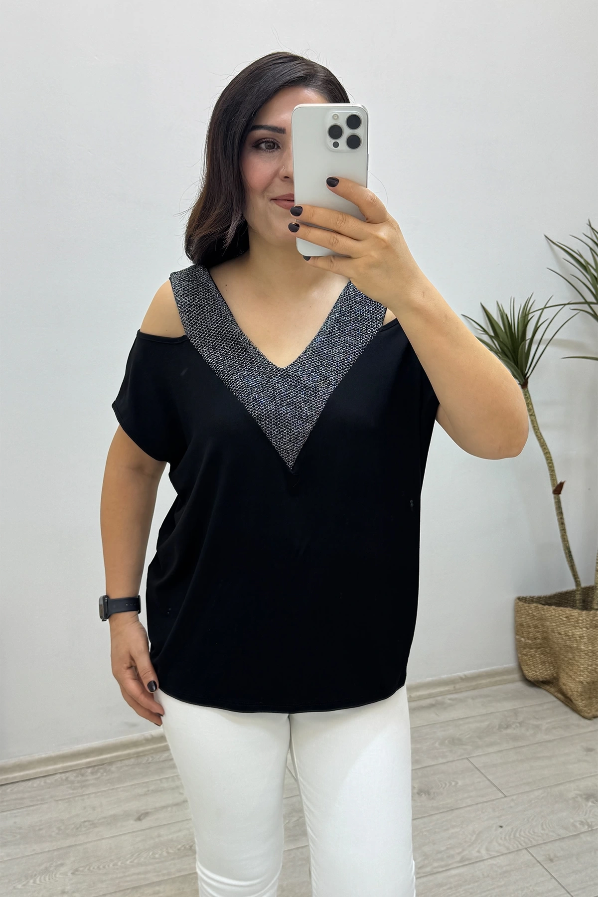 Ön ve Arka V Yaka Sim Detaylı Siyah Bluz