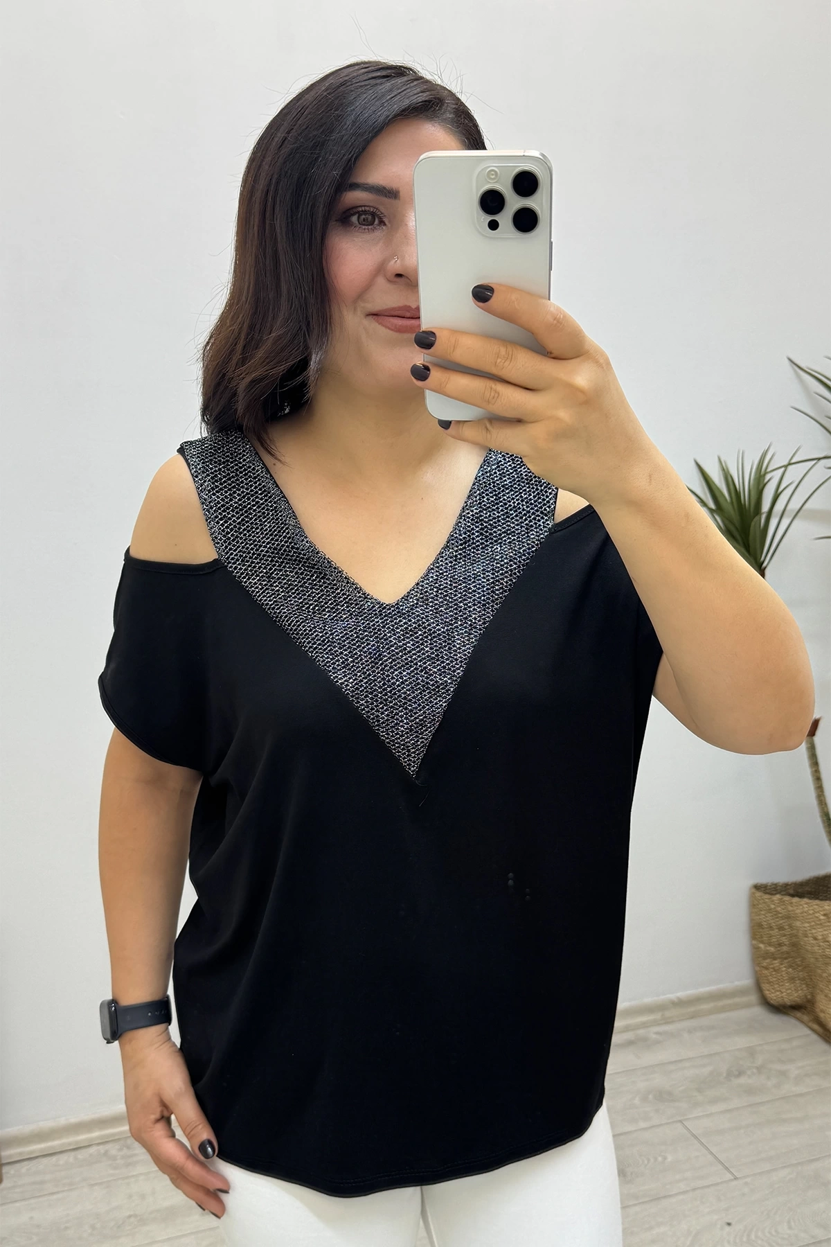 Ön ve Arka V Yaka Sim Detaylı Siyah Bluz