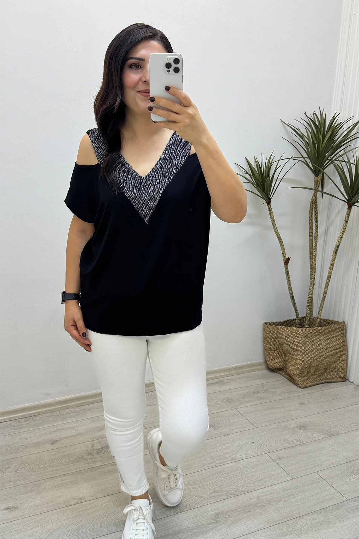 Ön ve Arka V Yaka Sim Detaylı Siyah Bluz