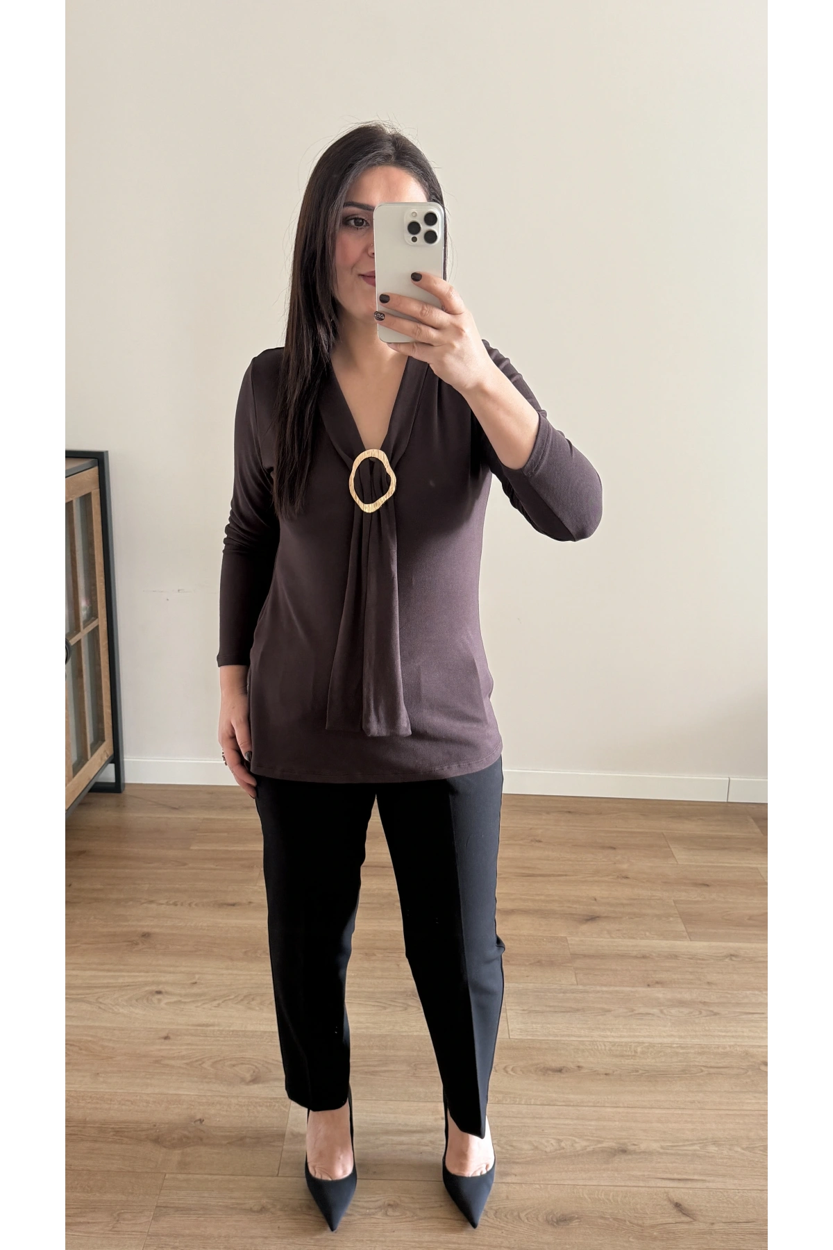 Şal Yaka Broşlu Kahverengi Bluz