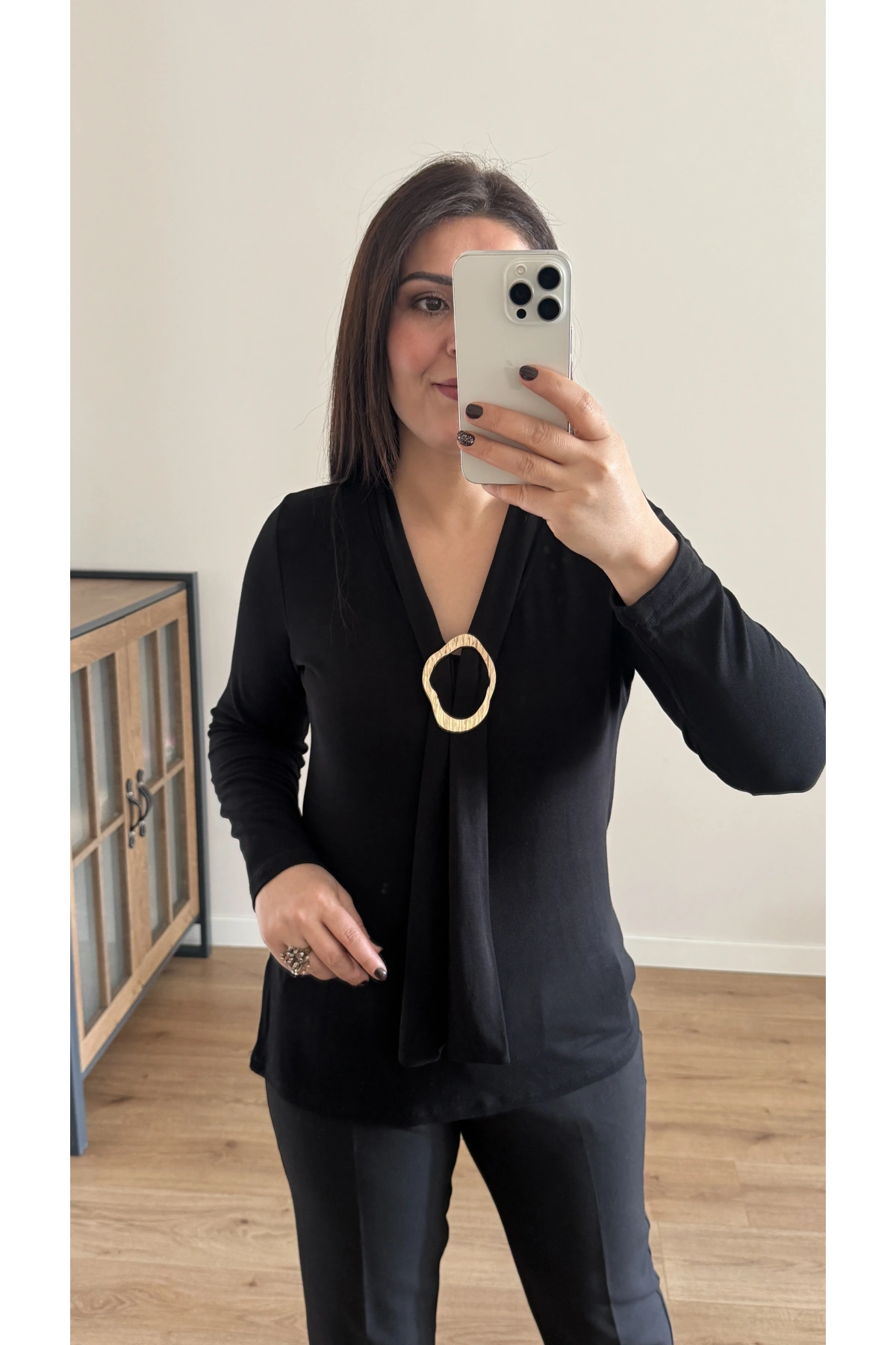 Şal Yaka Broşlu Siyah Bluz