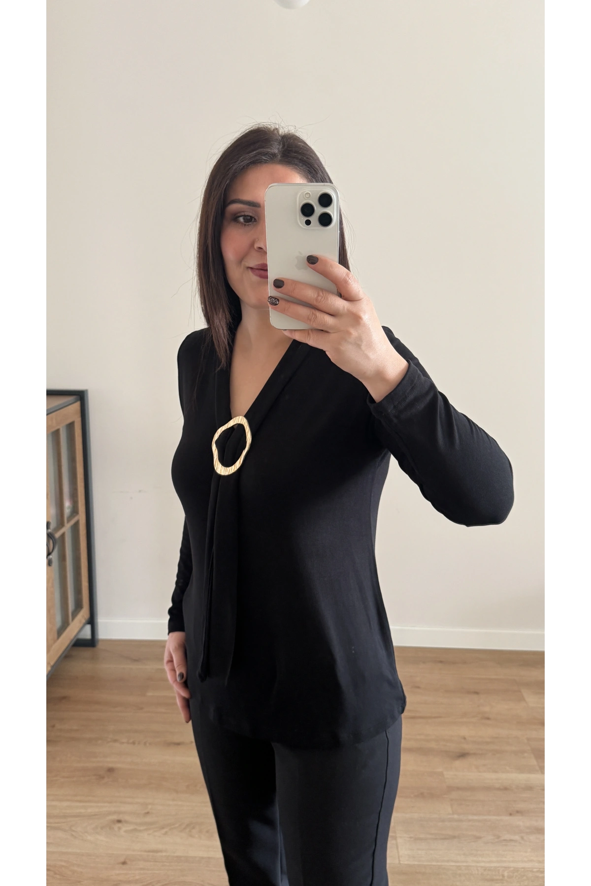 Şal Yaka Broşlu Siyah Bluz