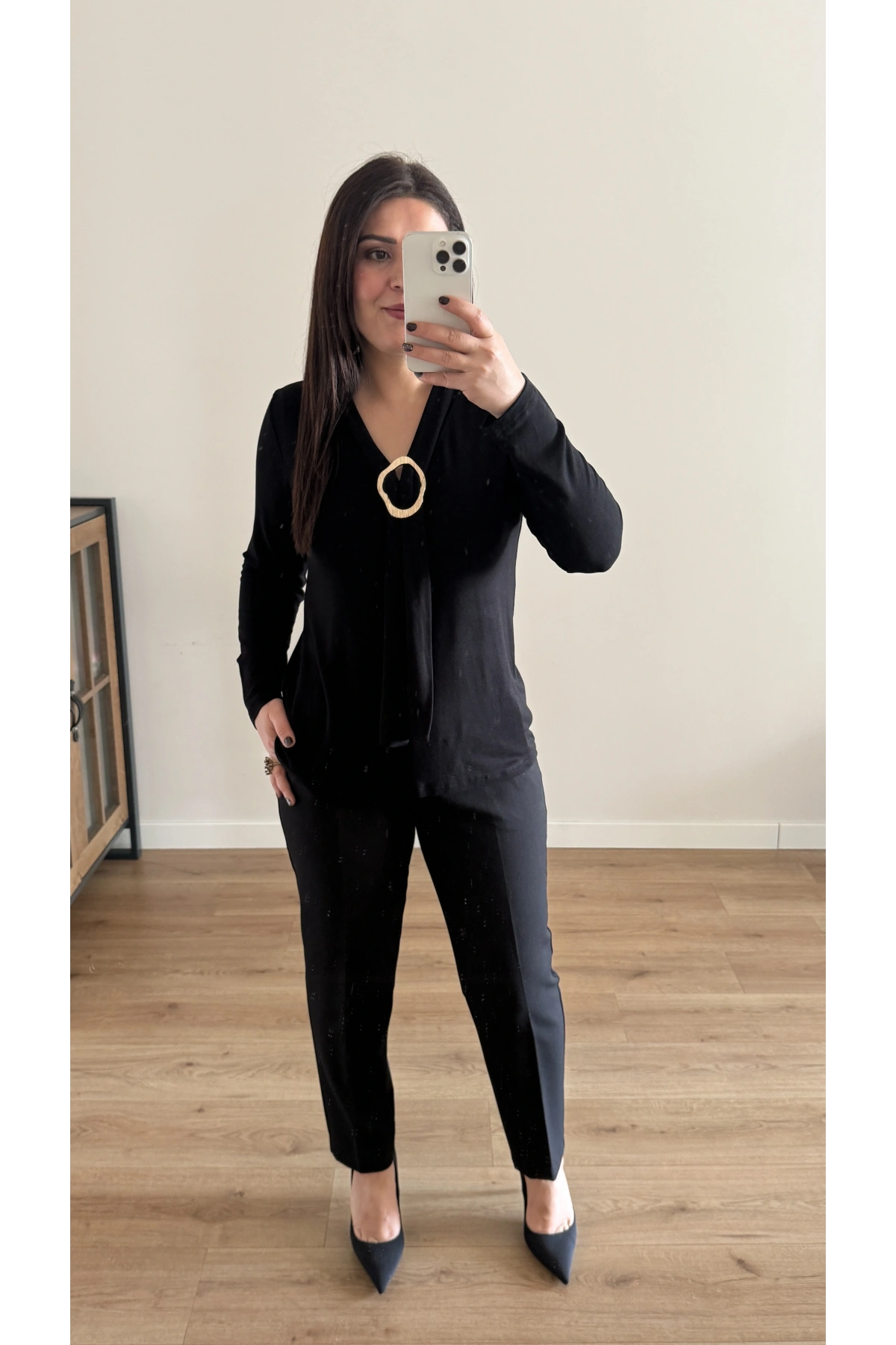 Şal Yaka Broşlu Siyah Bluz