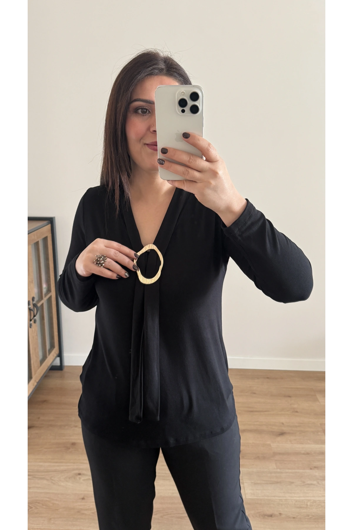 Şal Yaka Broşlu Siyah Bluz