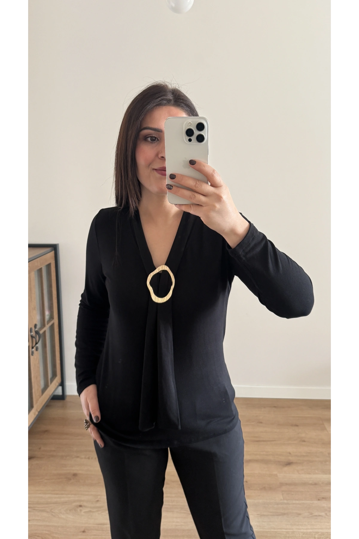 Şal Yaka Broşlu Siyah Bluz