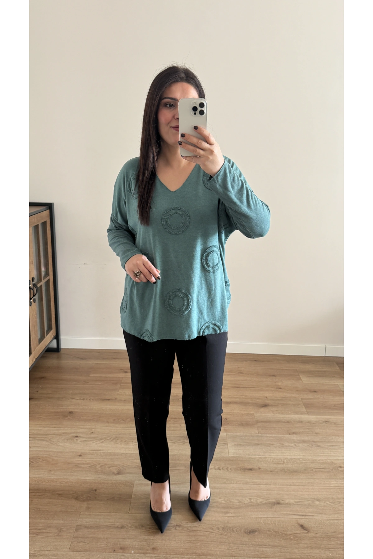 V Yaka Halka Kabartma Desenli Yeşil İthal Bluz