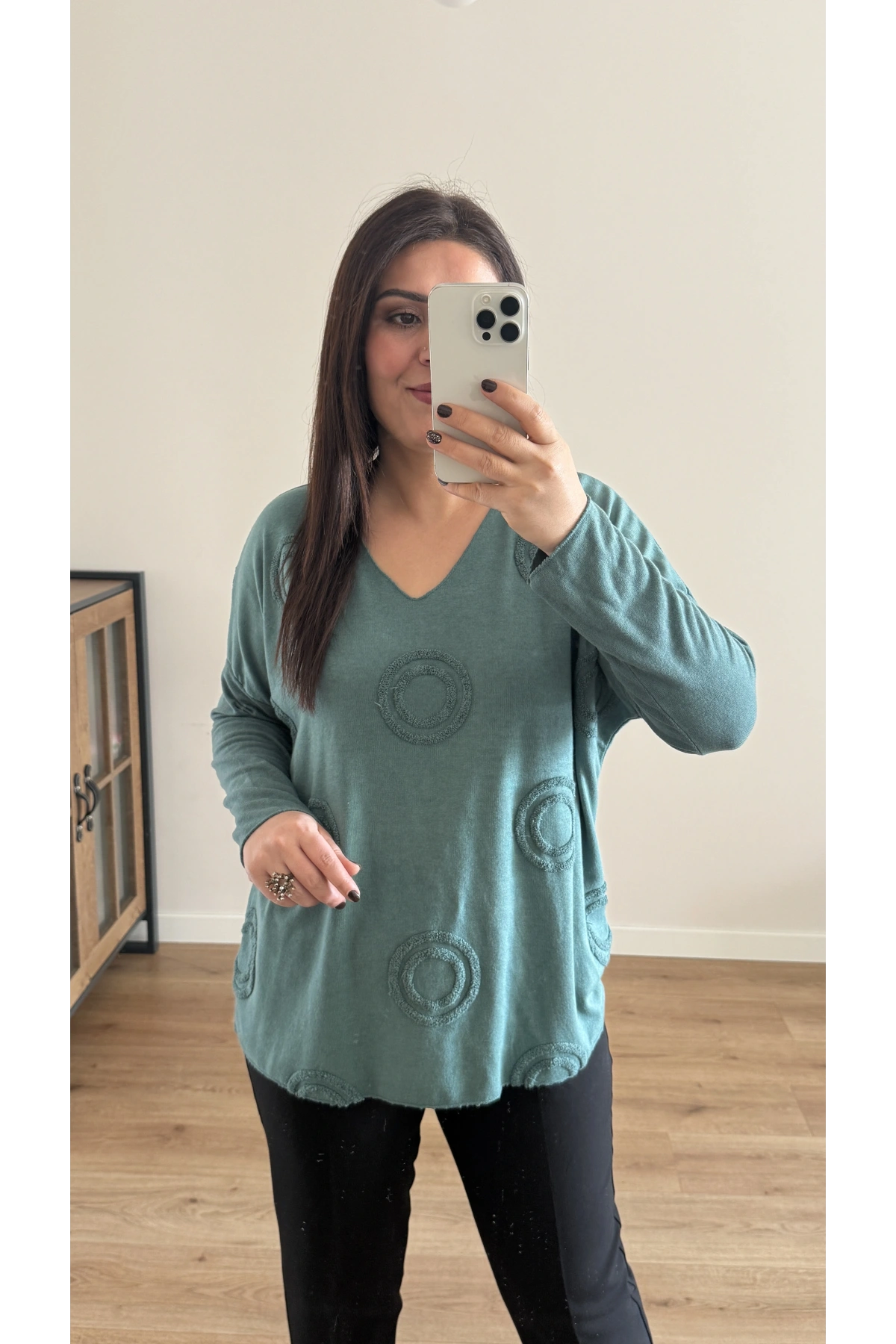 V Yaka Halka Kabartma Desenli Yeşil İthal Bluz