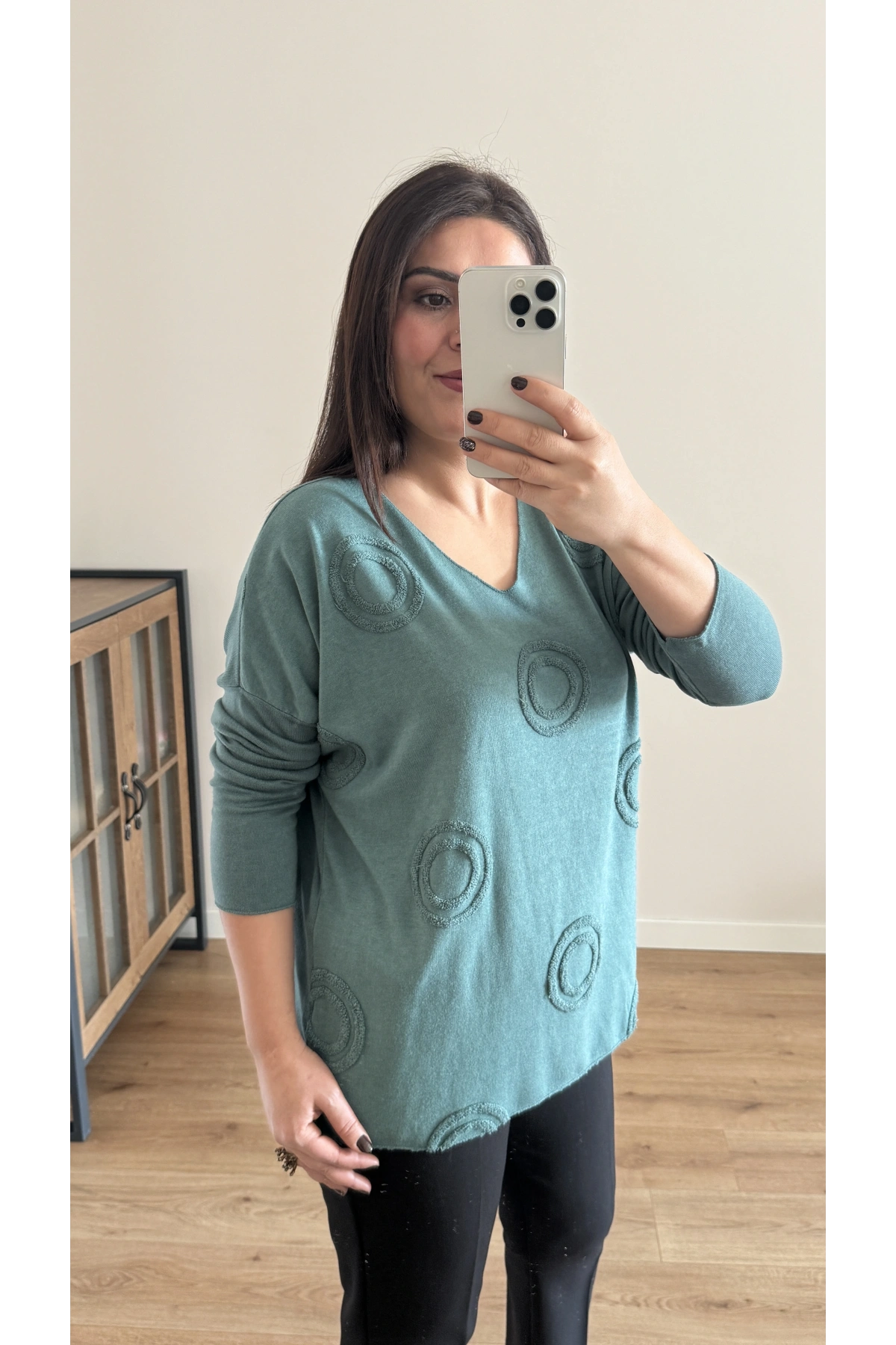 V Yaka Halka Kabartma Desenli Yeşil İthal Bluz