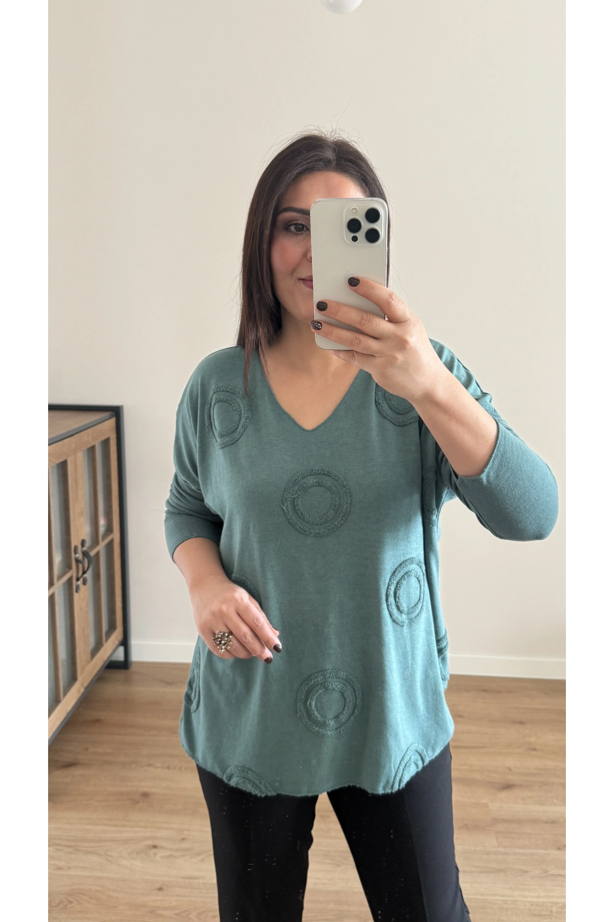 V Yaka Halka Kabartma Desenli Yeşil İthal Bluz