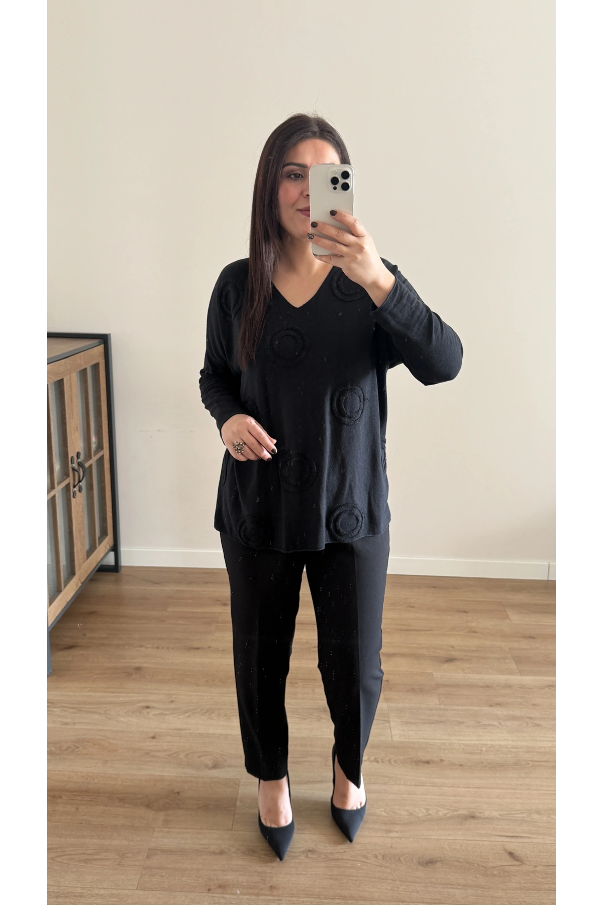 V Yaka Kabartma Desenli Siyah İthal Bluz