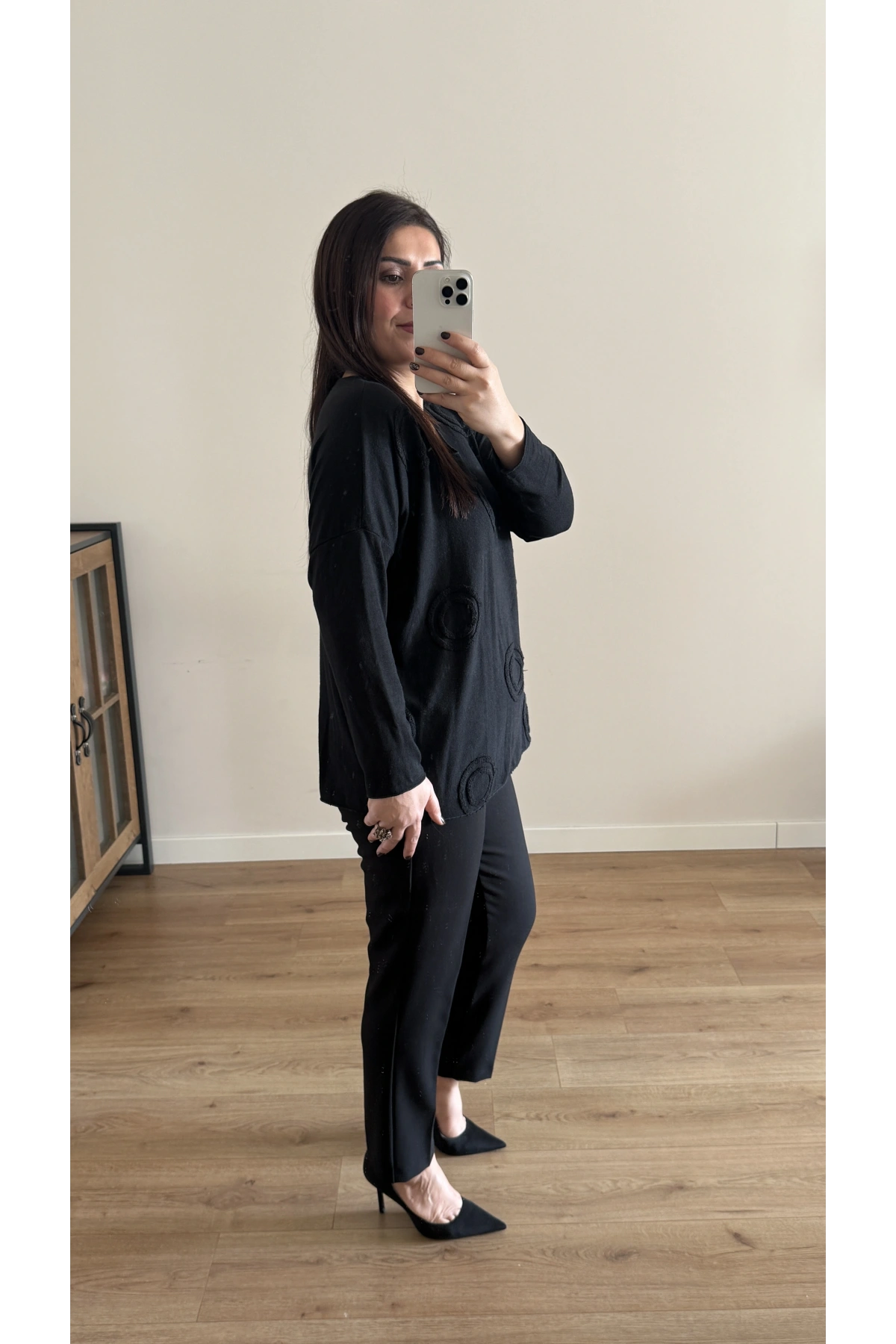 V Yaka Kabartma Desenli Siyah İthal Bluz