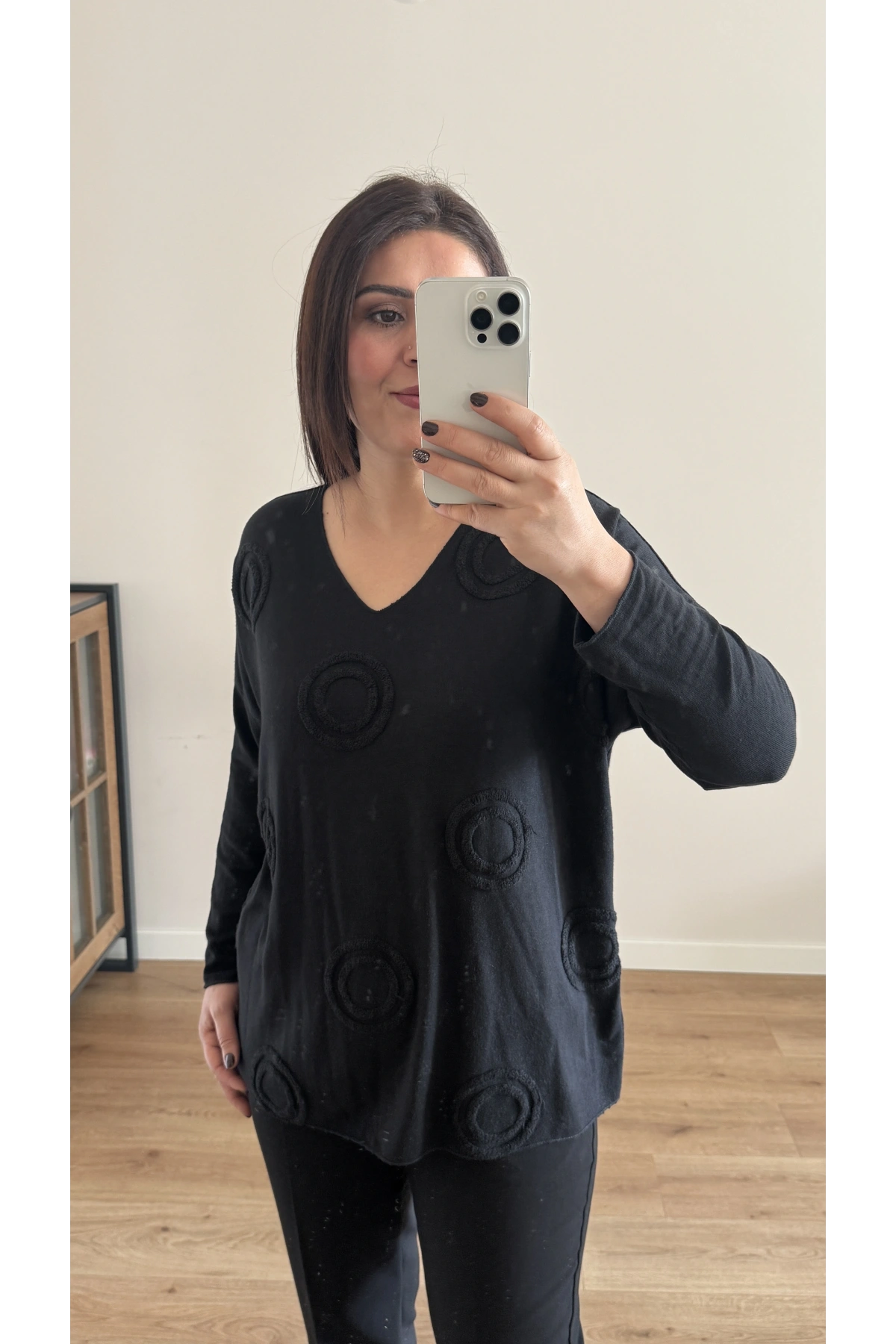 V Yaka Kabartma Desenli Siyah İthal Bluz