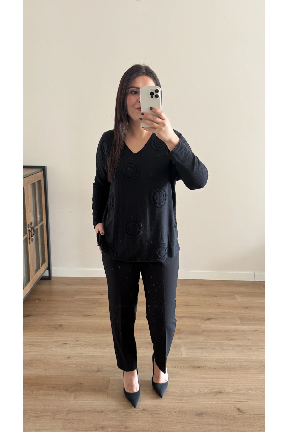 V Yaka Kabartma Desenli Siyah İthal Bluz