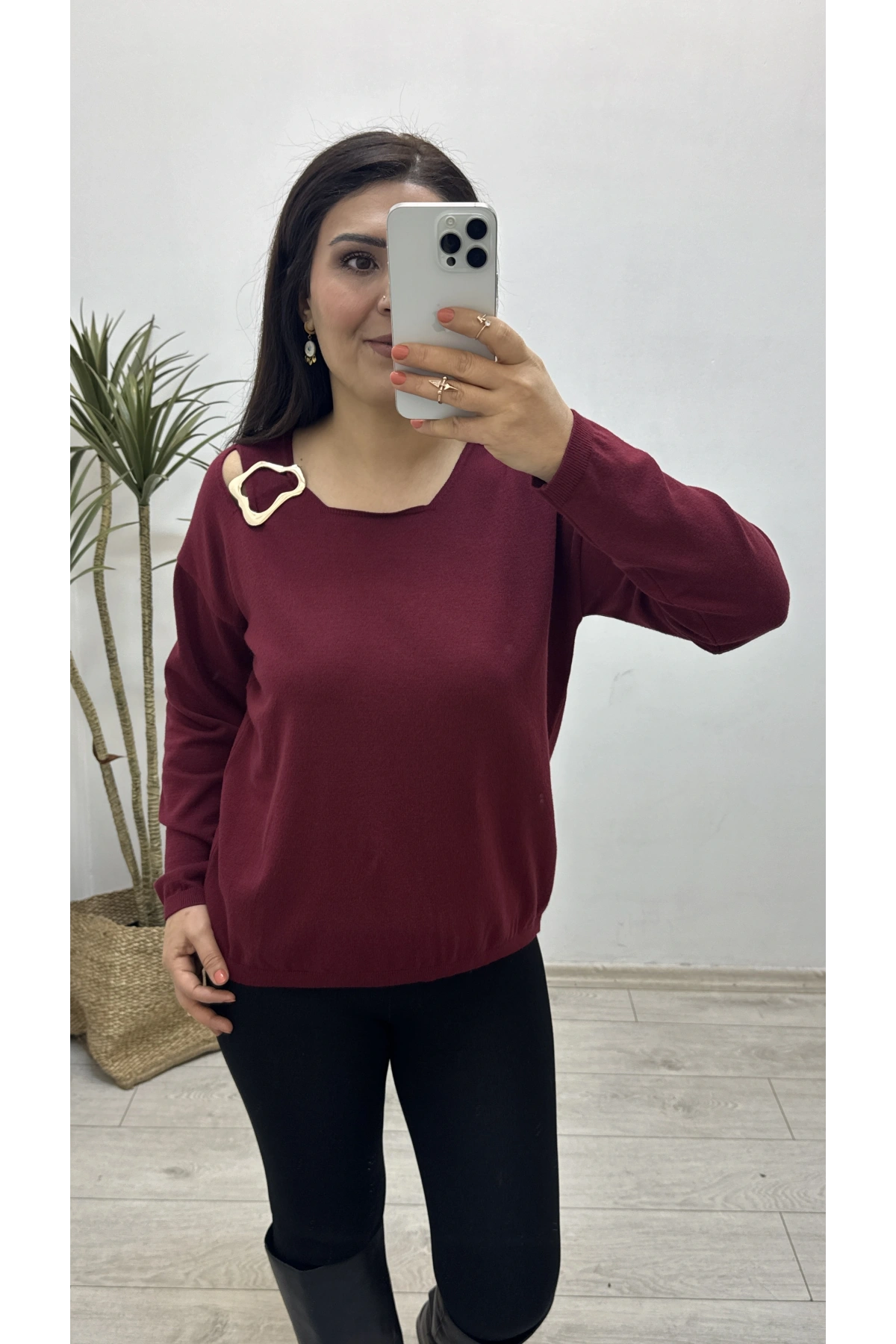 Yaka Aksesuarlı Bordo Triko Bluz