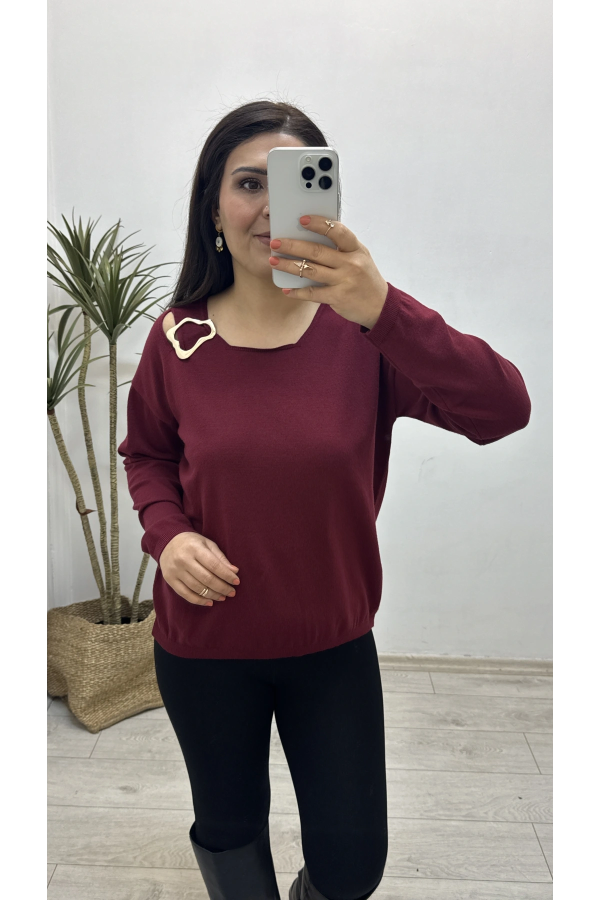 Yaka Aksesuarlı Bordo Triko Bluz