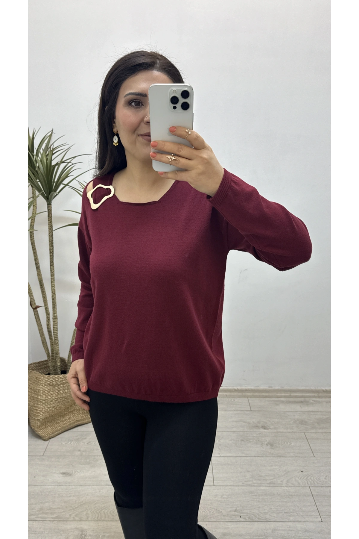 Yaka Aksesuarlı Bordo Triko Bluz