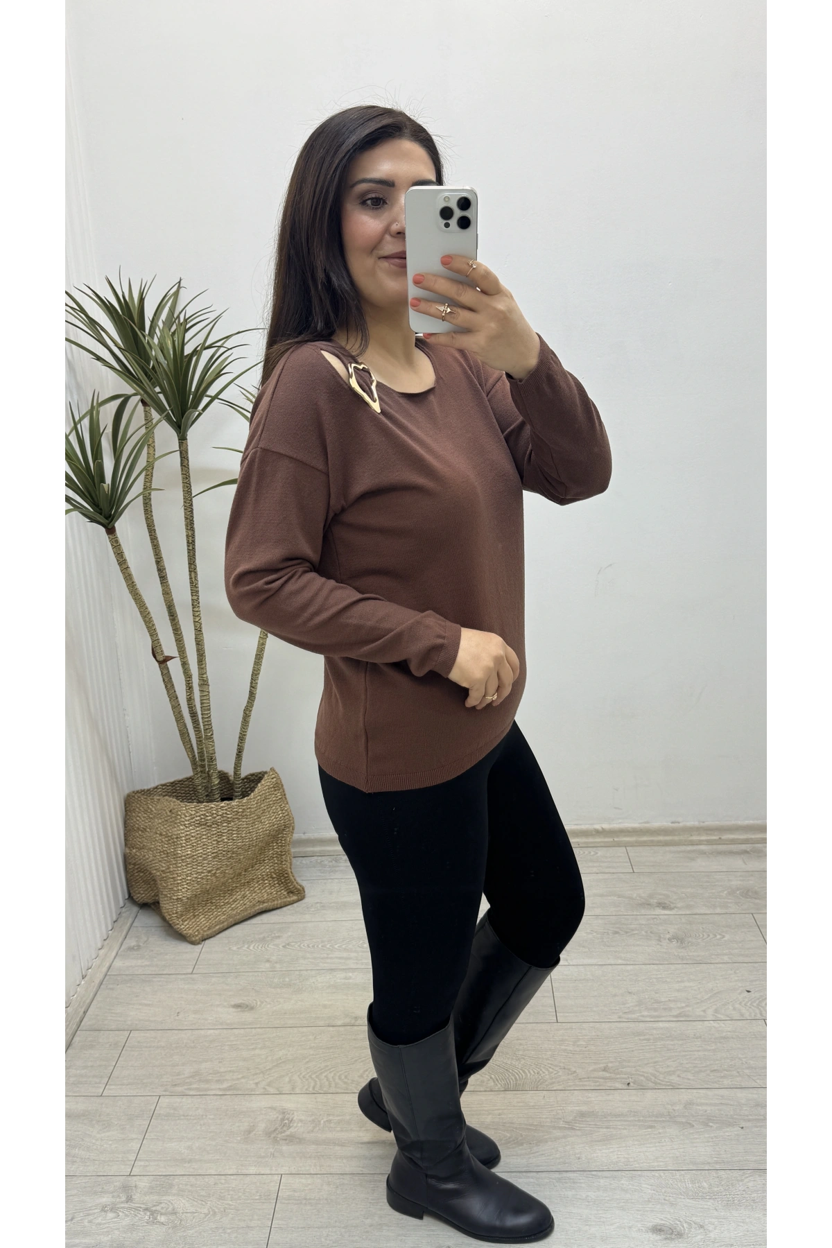 Yaka Aksesuarlı Kahverengi Triko Bluz