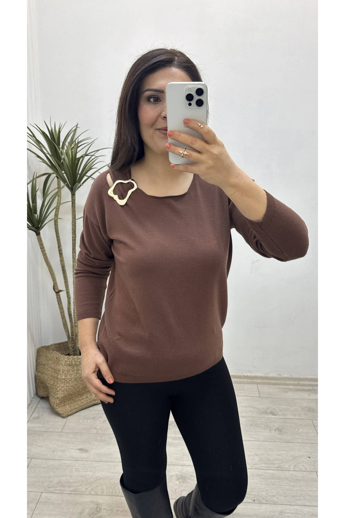 Yaka Aksesuarlı Kahverengi Triko Bluz