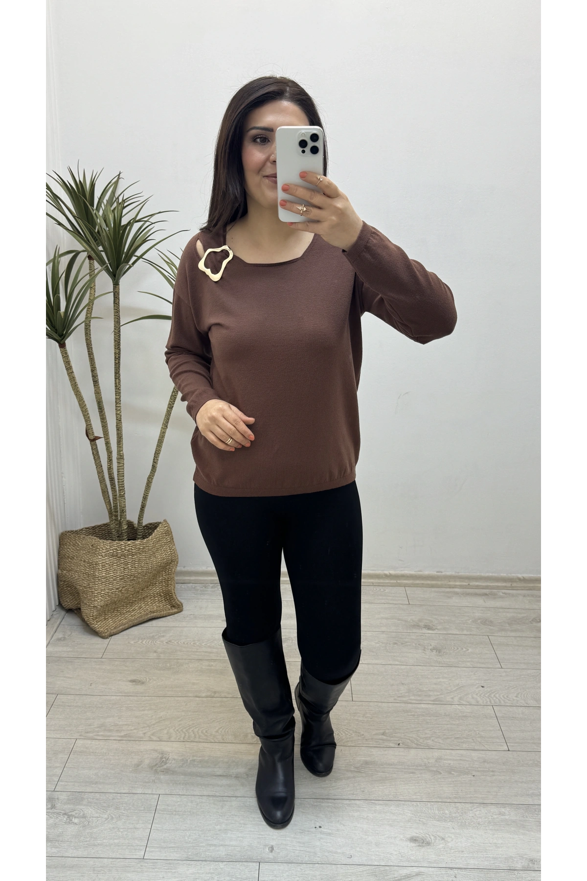 Yaka Aksesuarlı Kahverengi Triko Bluz