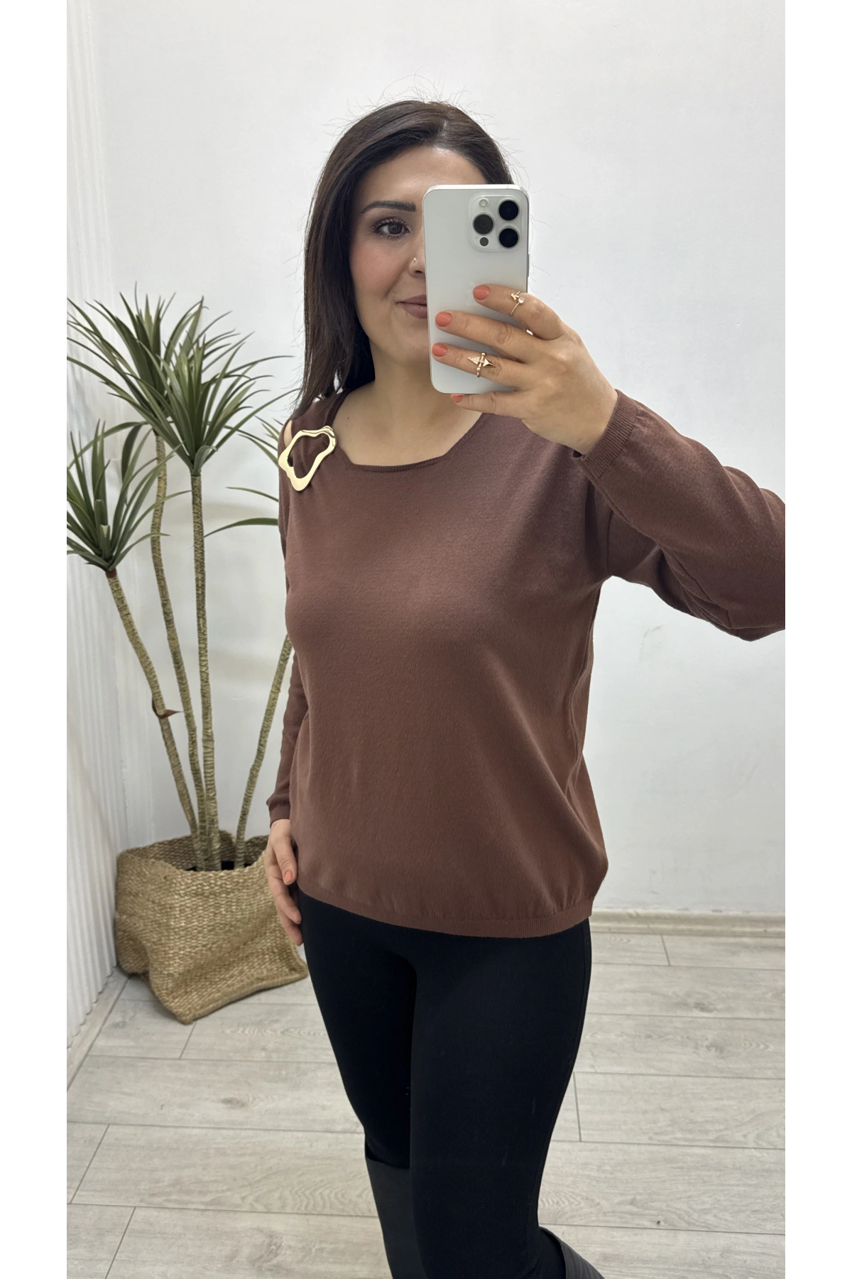 Yaka Aksesuarlı Kahverengi Triko Bluz