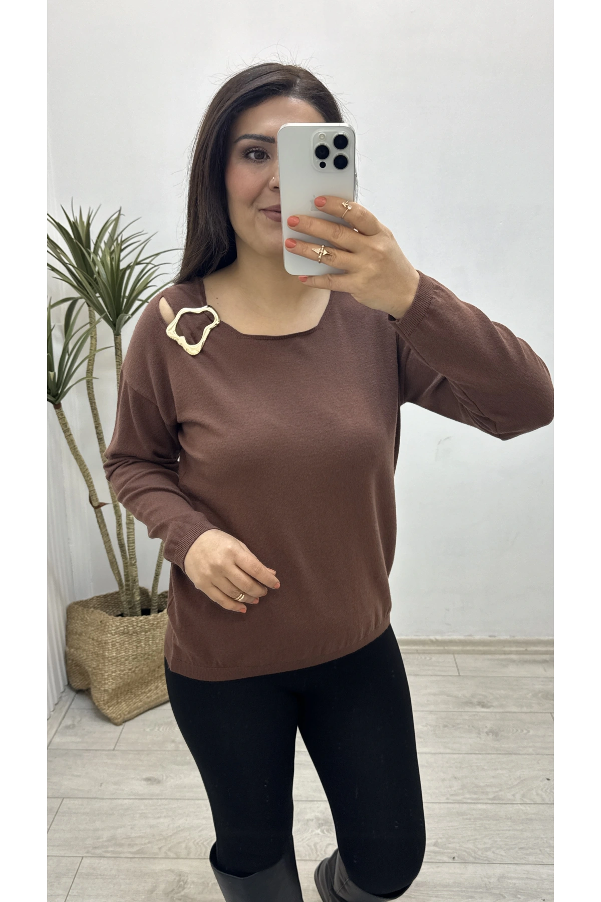 Yaka Aksesuarlı Kahverengi Triko Bluz