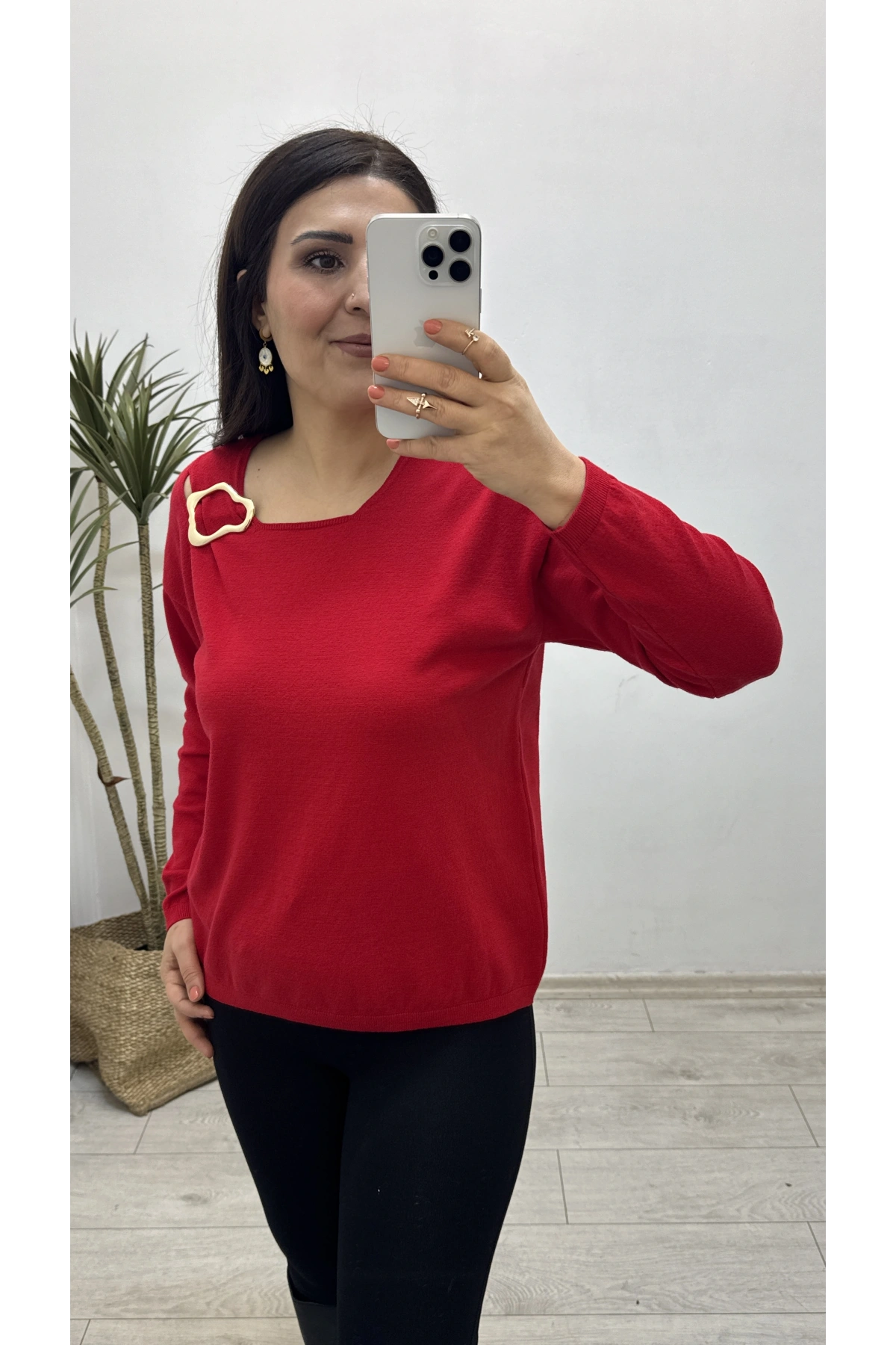 Yaka Aksesuarlı Kırmızı Triko Bluz