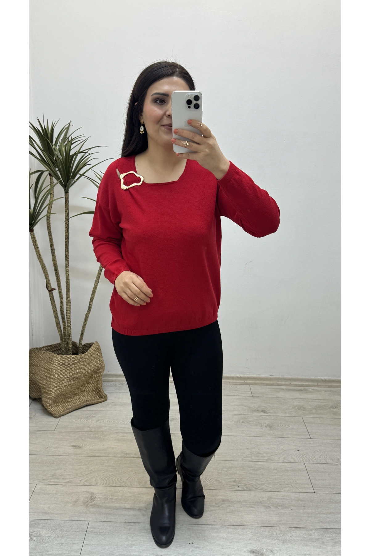 Yaka Aksesuarlı Kırmızı Triko Bluz