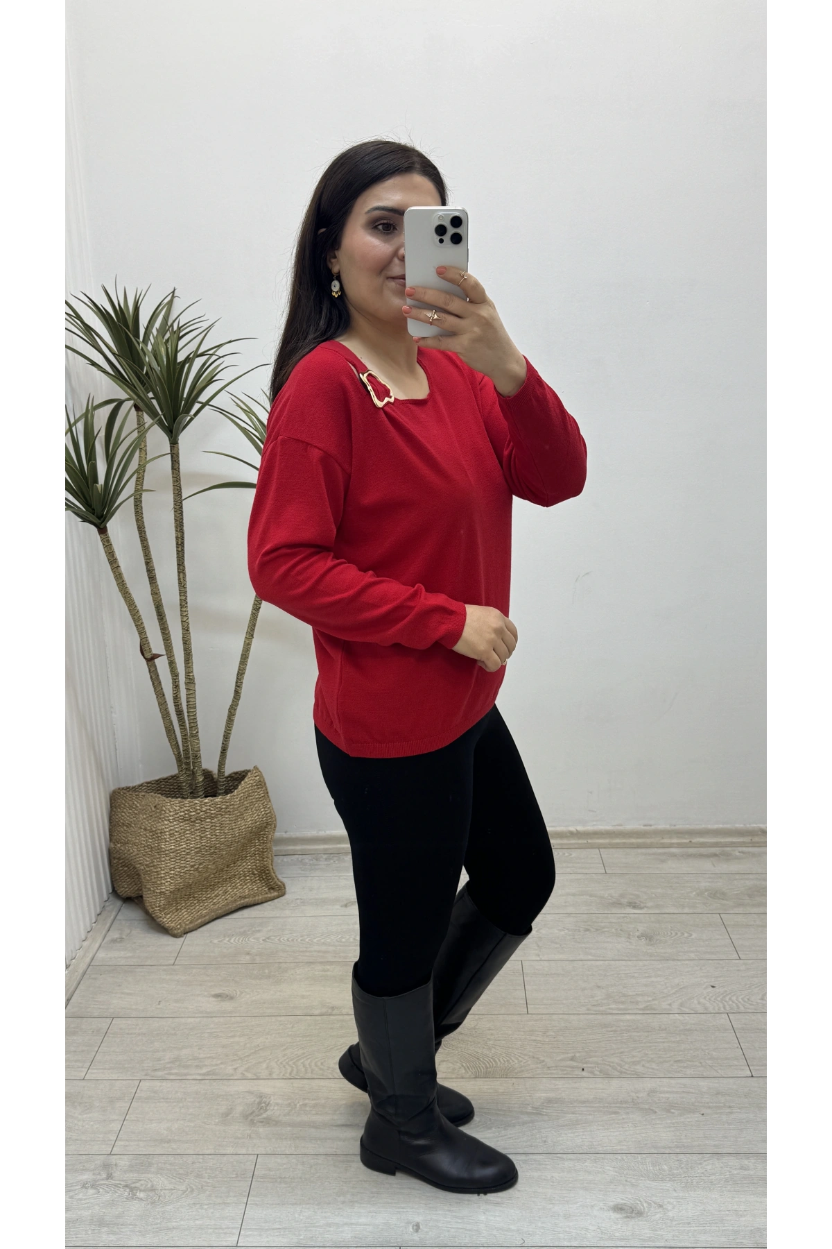 Yaka Aksesuarlı Kırmızı Triko Bluz