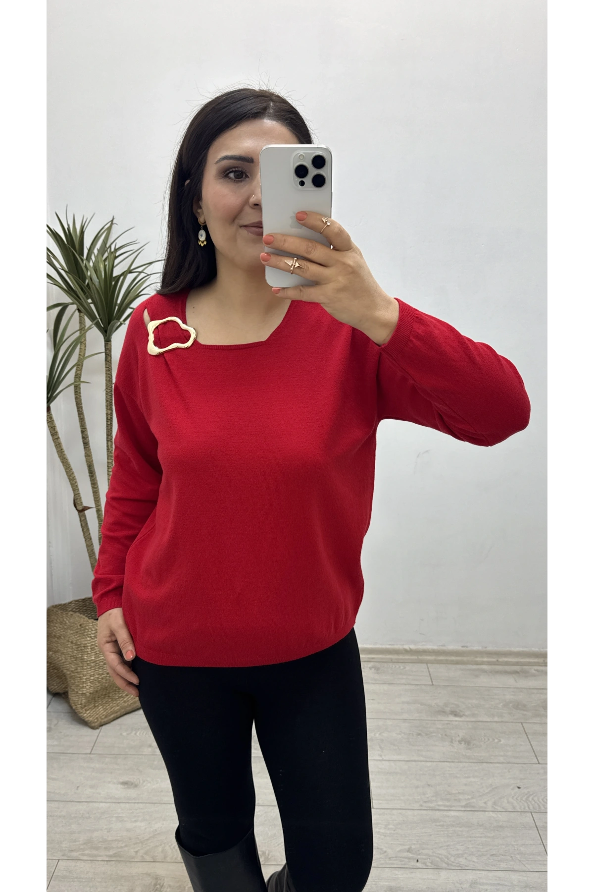 Yaka Aksesuarlı Kırmızı Triko Bluz