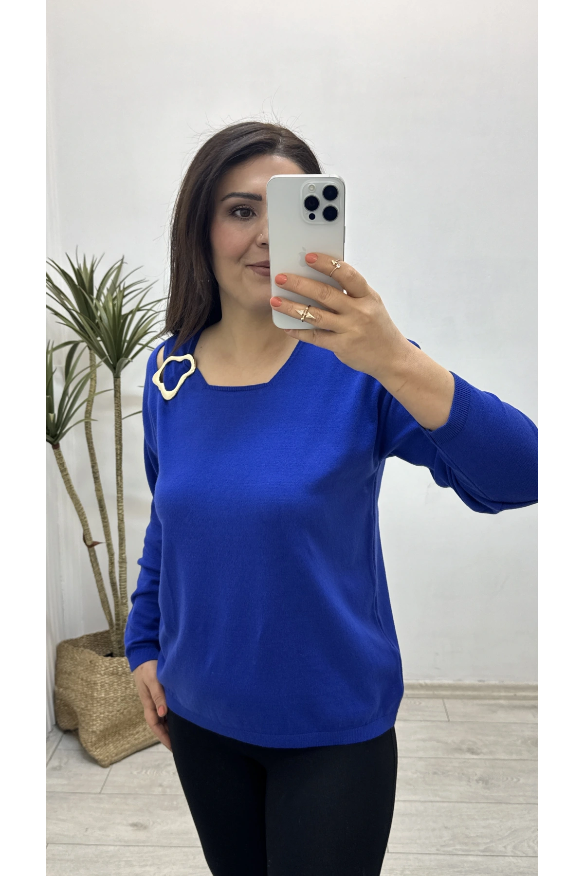 Yaka Aksesuarlı Mavi Triko Bluz