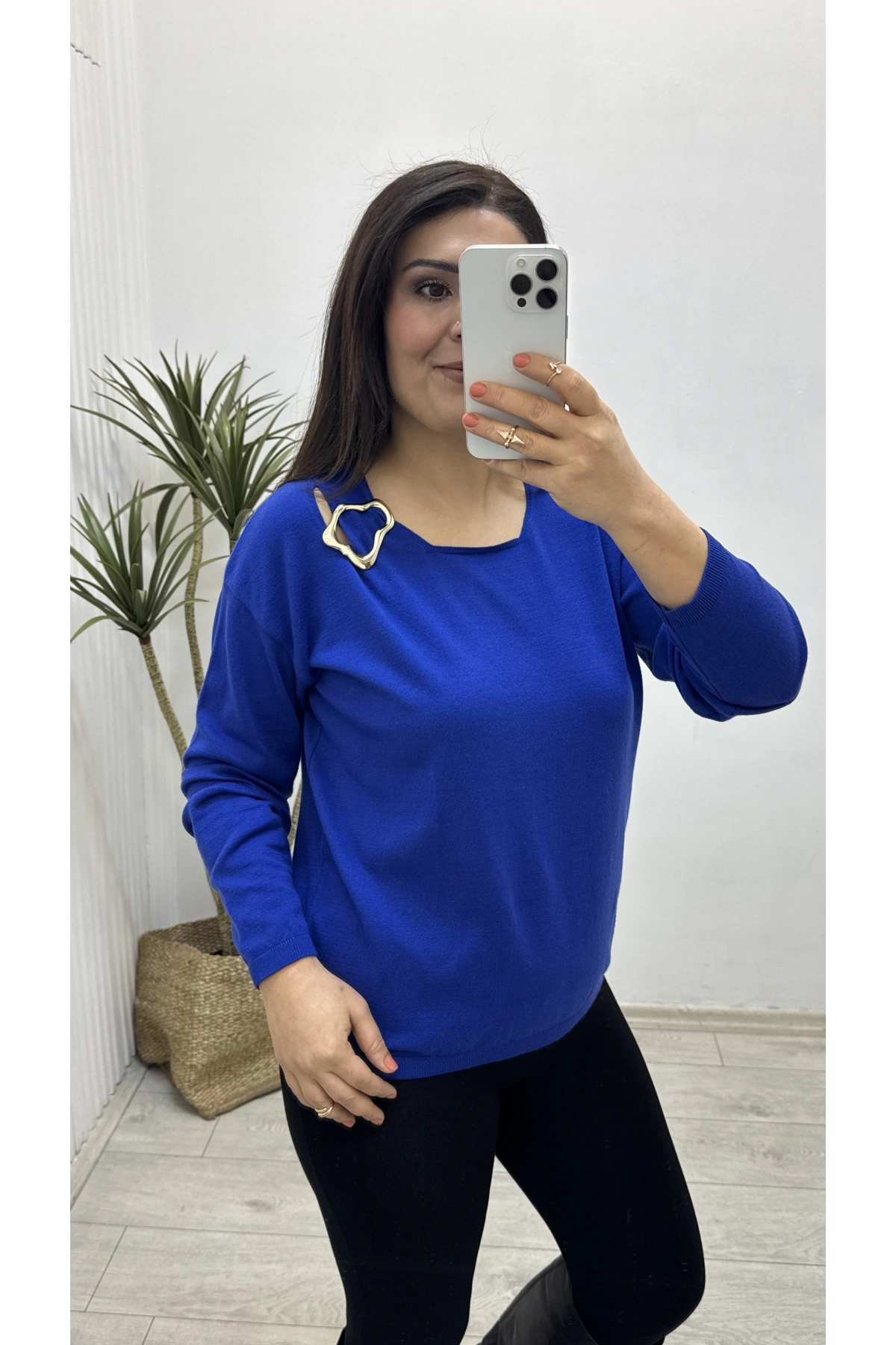 Yaka Aksesuarlı Mavi Triko Bluz