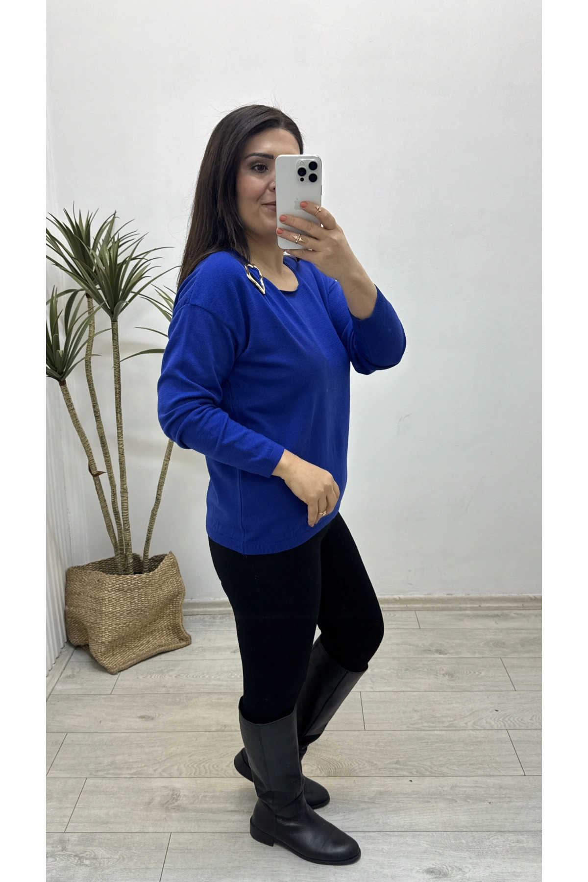 Yaka Aksesuarlı Mavi Triko Bluz