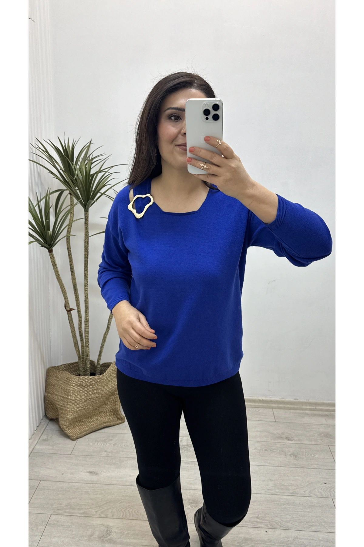 Yaka Aksesuarlı Mavi Triko Bluz