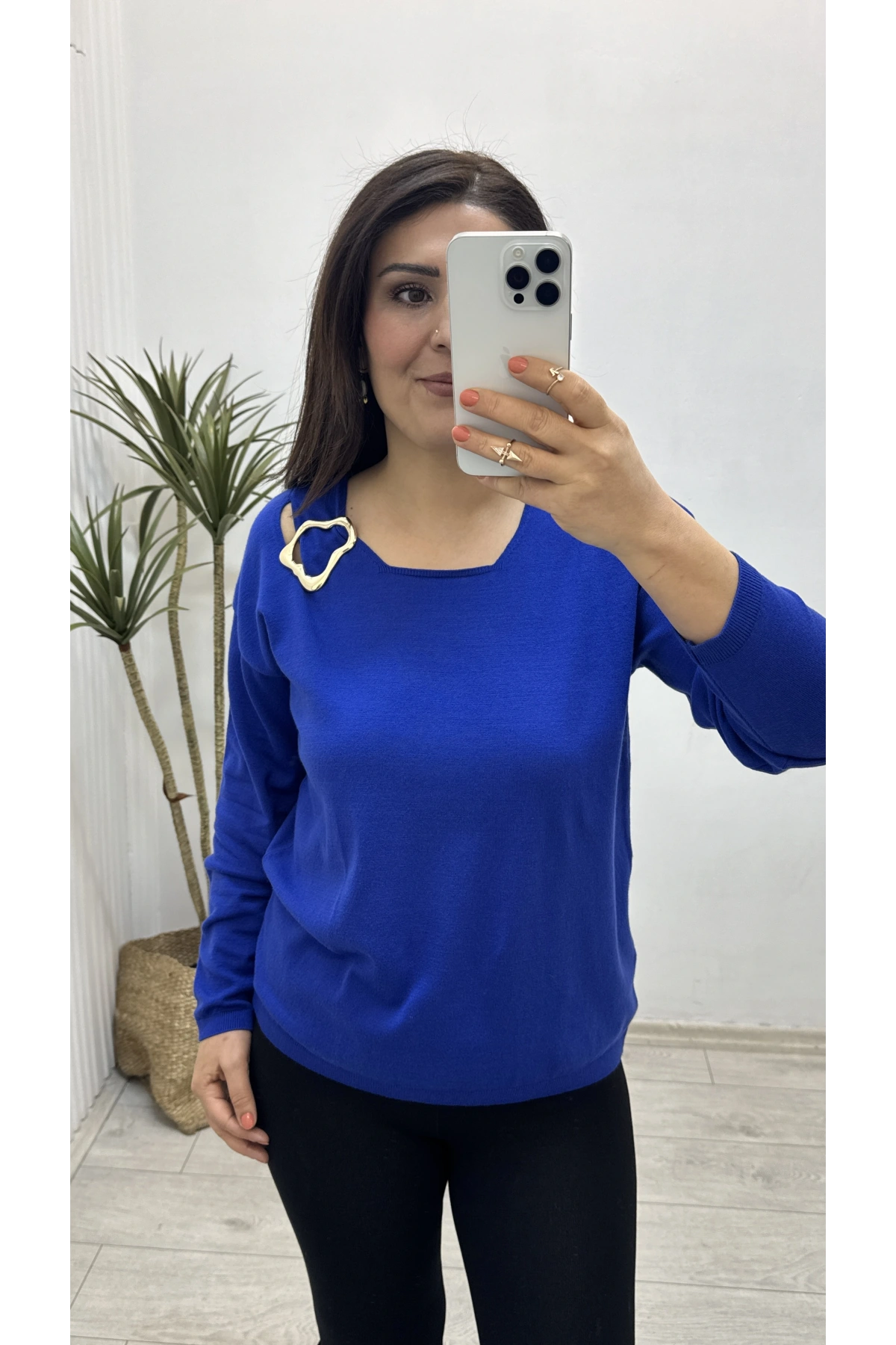 Yaka Aksesuarlı Mavi Triko Bluz