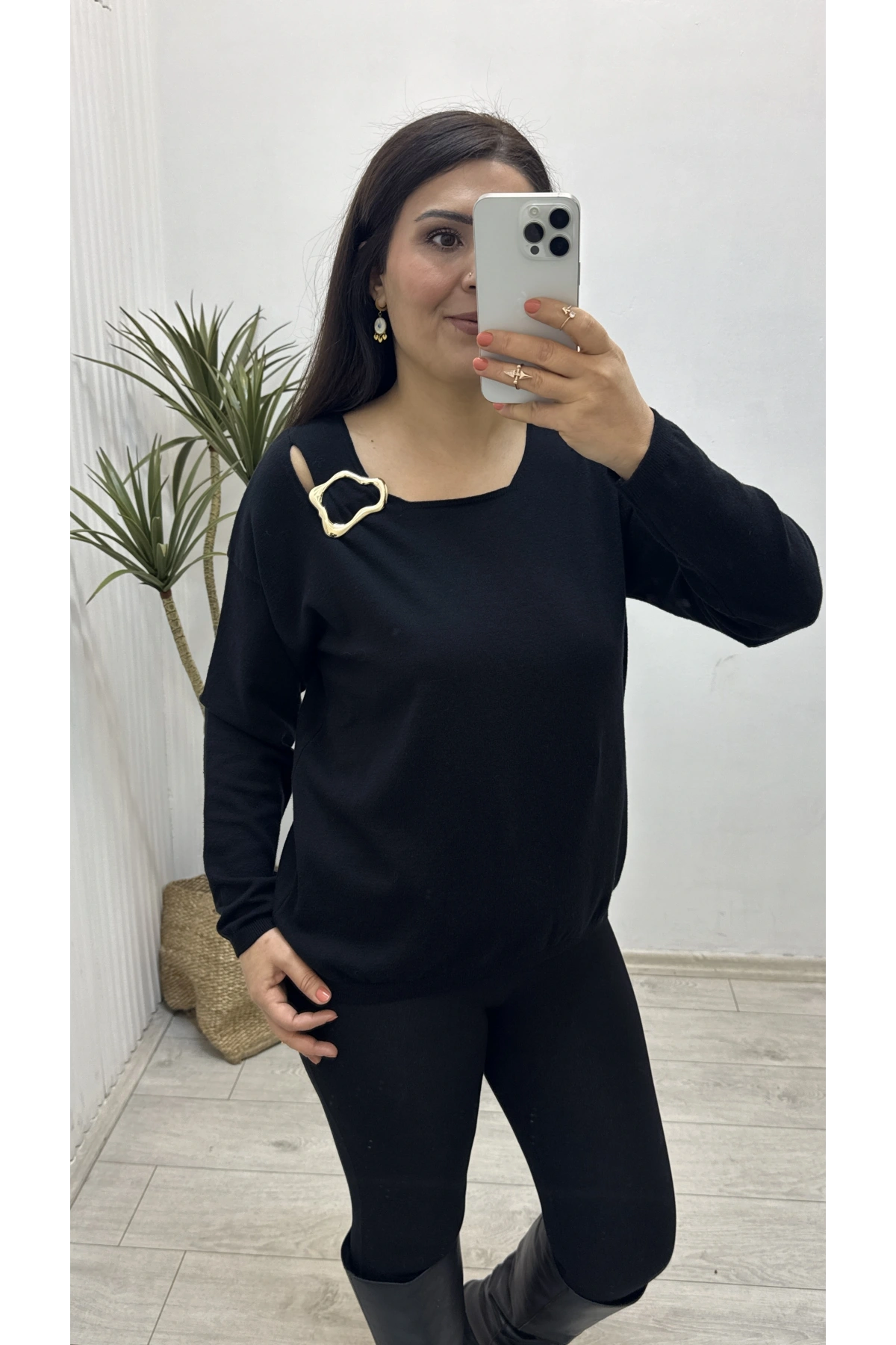 Yaka Aksesuarlı Siyah Triko Bluz