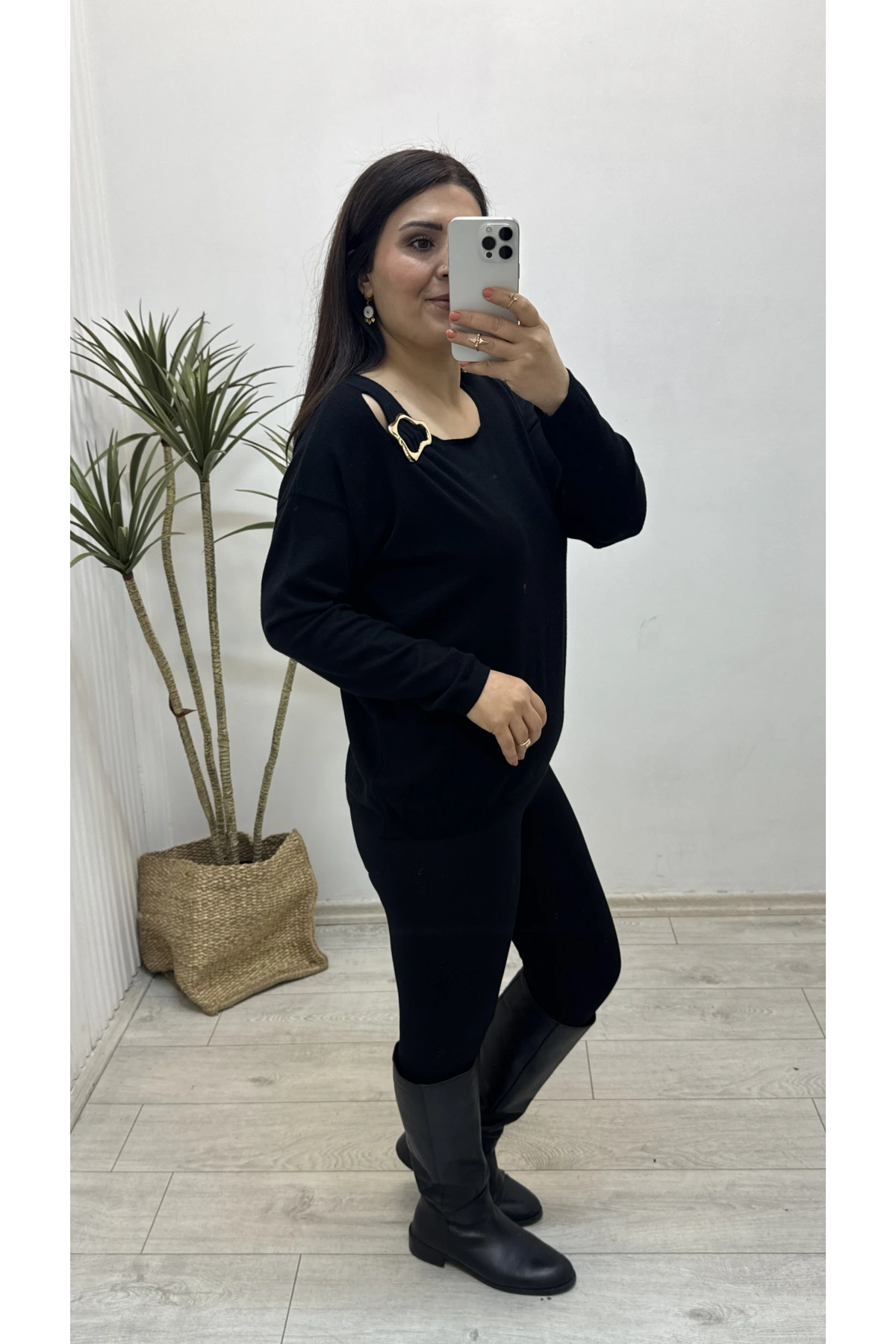 Yaka Aksesuarlı Siyah Triko Bluz