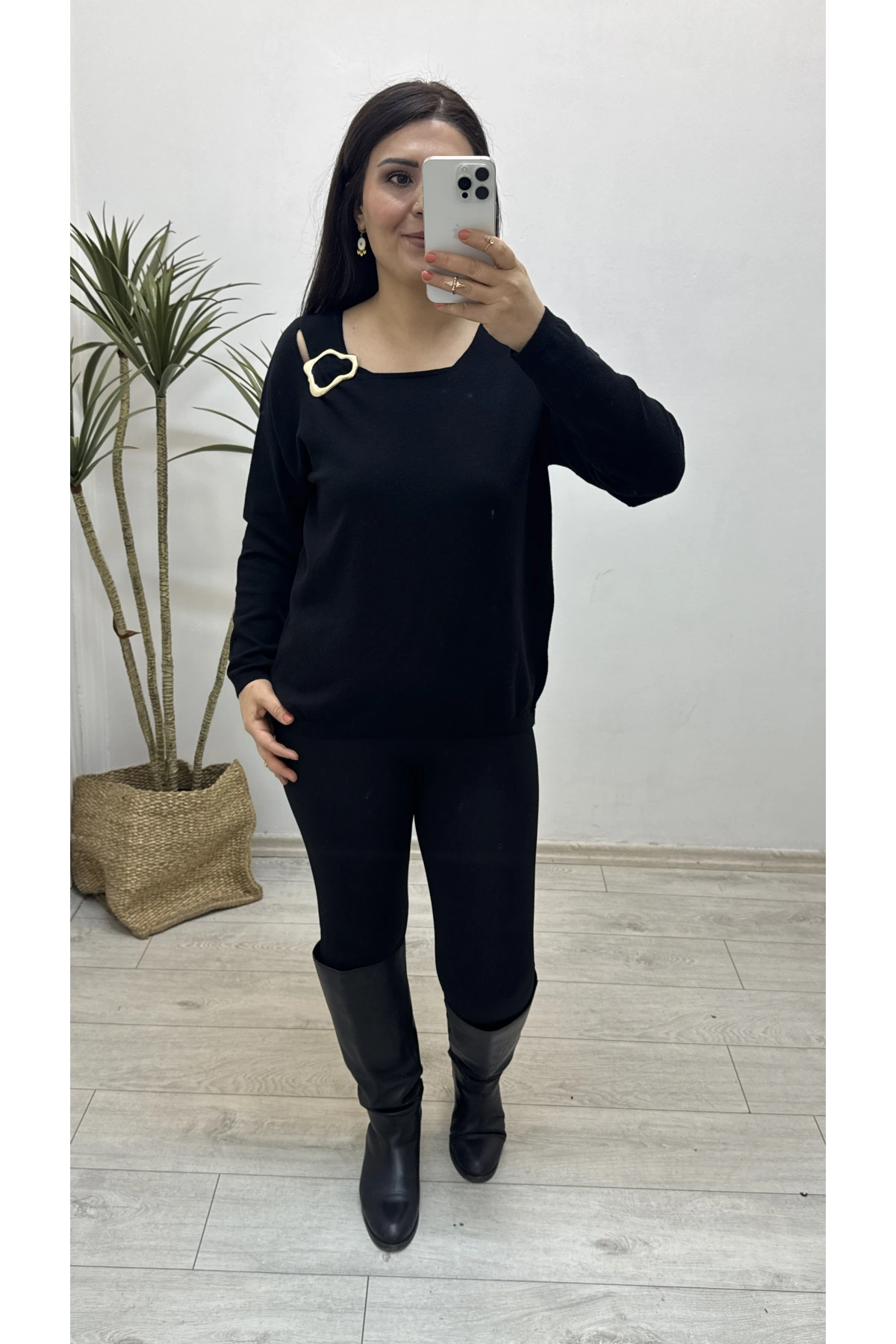 Yaka Aksesuarlı Siyah Triko Bluz